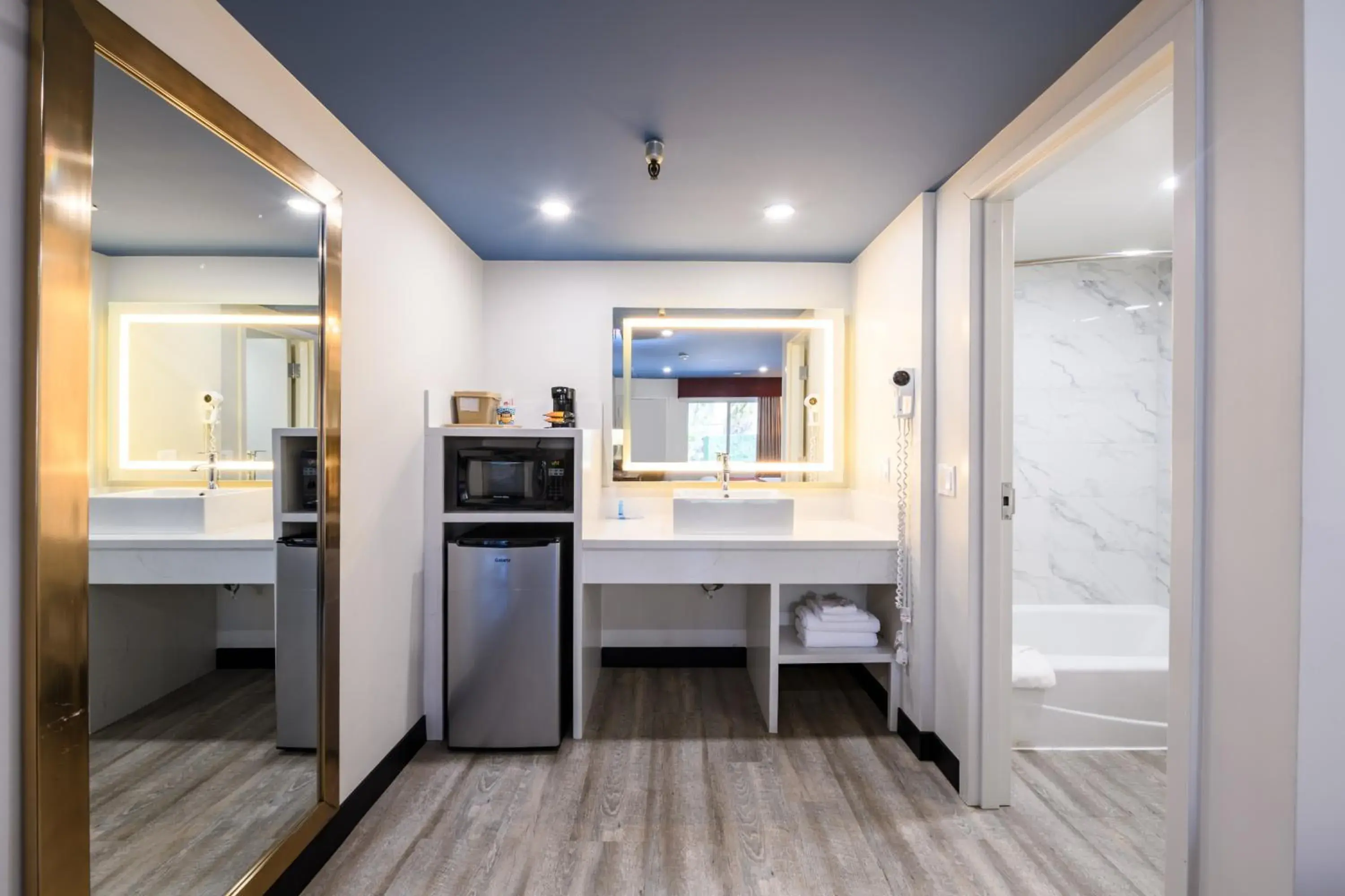 Bedroom in Hyland Inn near Pasadena Civic Center Bedroom in Hyland Inn near Pasadena Civic Center