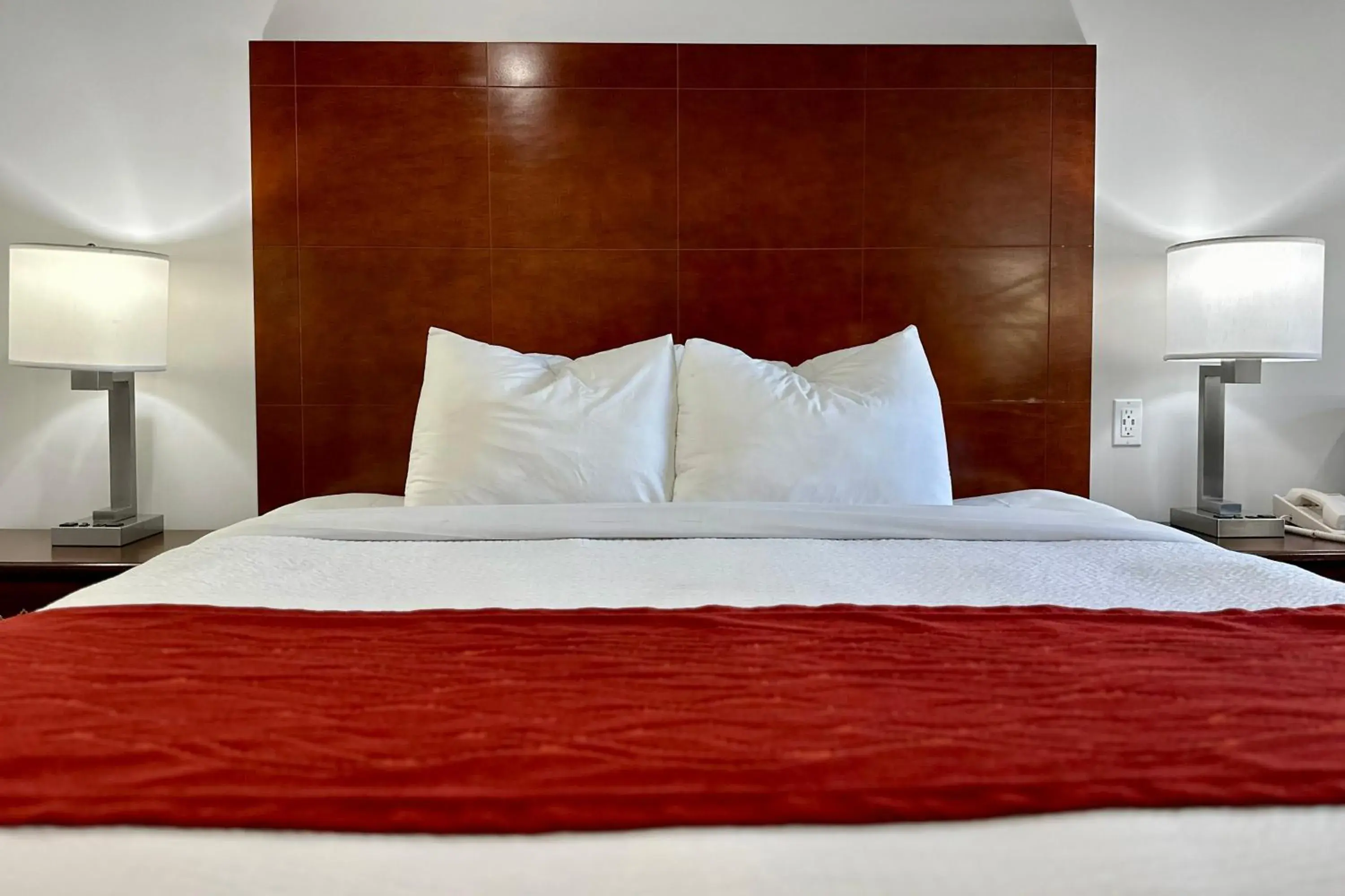 Bed in Hyland Inn near Pasadena Civic Center Bed in Hyland Inn near Pasadena Civic Center