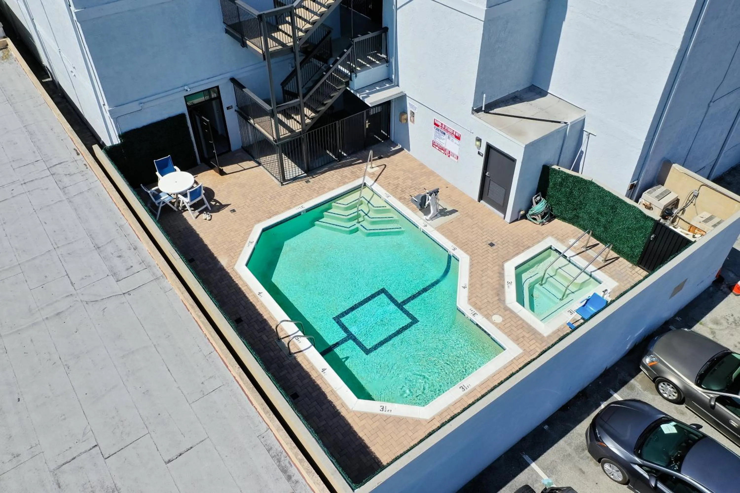 Swimming pool in Hyland Inn near Pasadena Civic Center