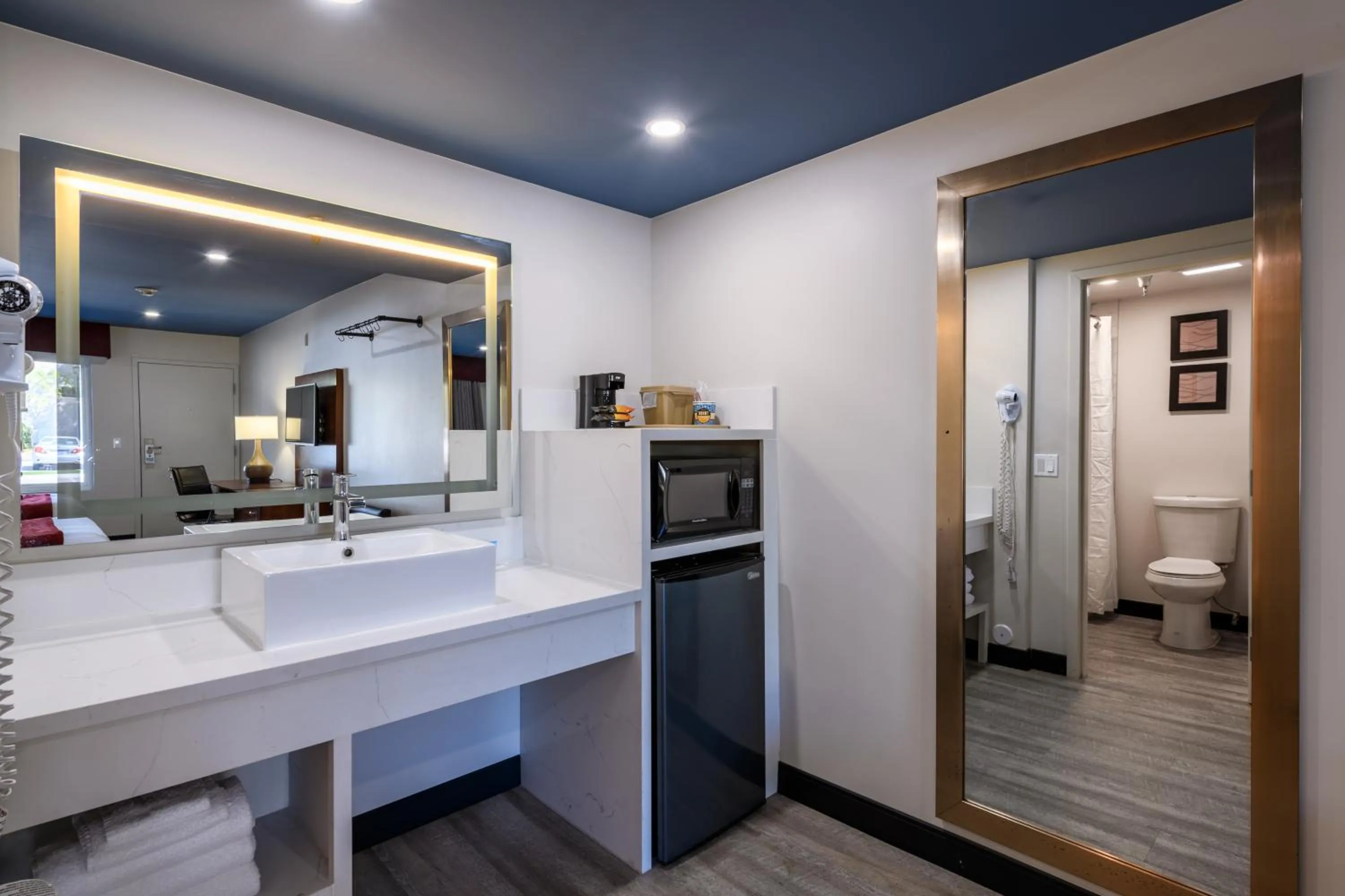 Bathroom in Hyland Inn near Pasadena Civic Center