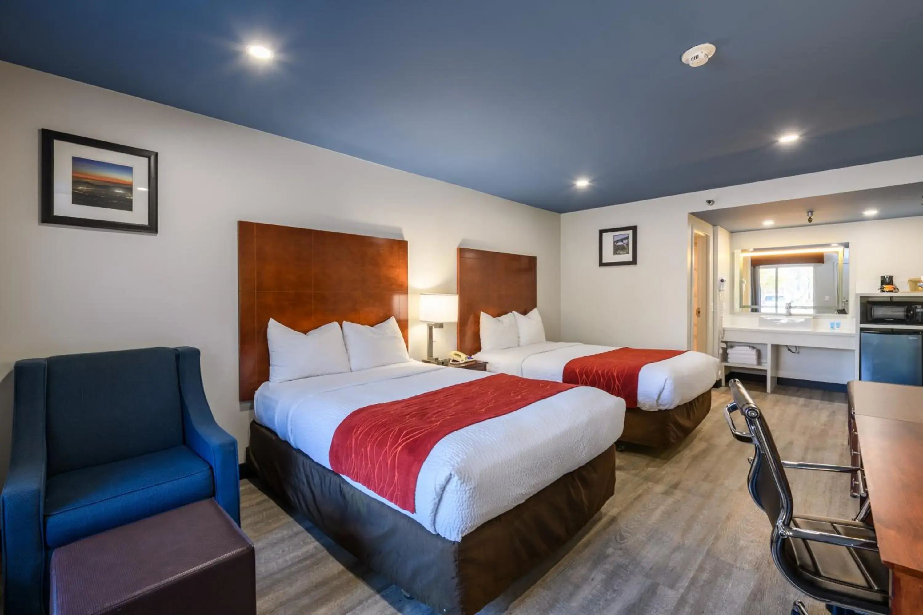 Bedroom, Bed in Hyland Inn near Pasadena Civic Center Bedroom, Bed in Hyland Inn near Pasadena Civic Center