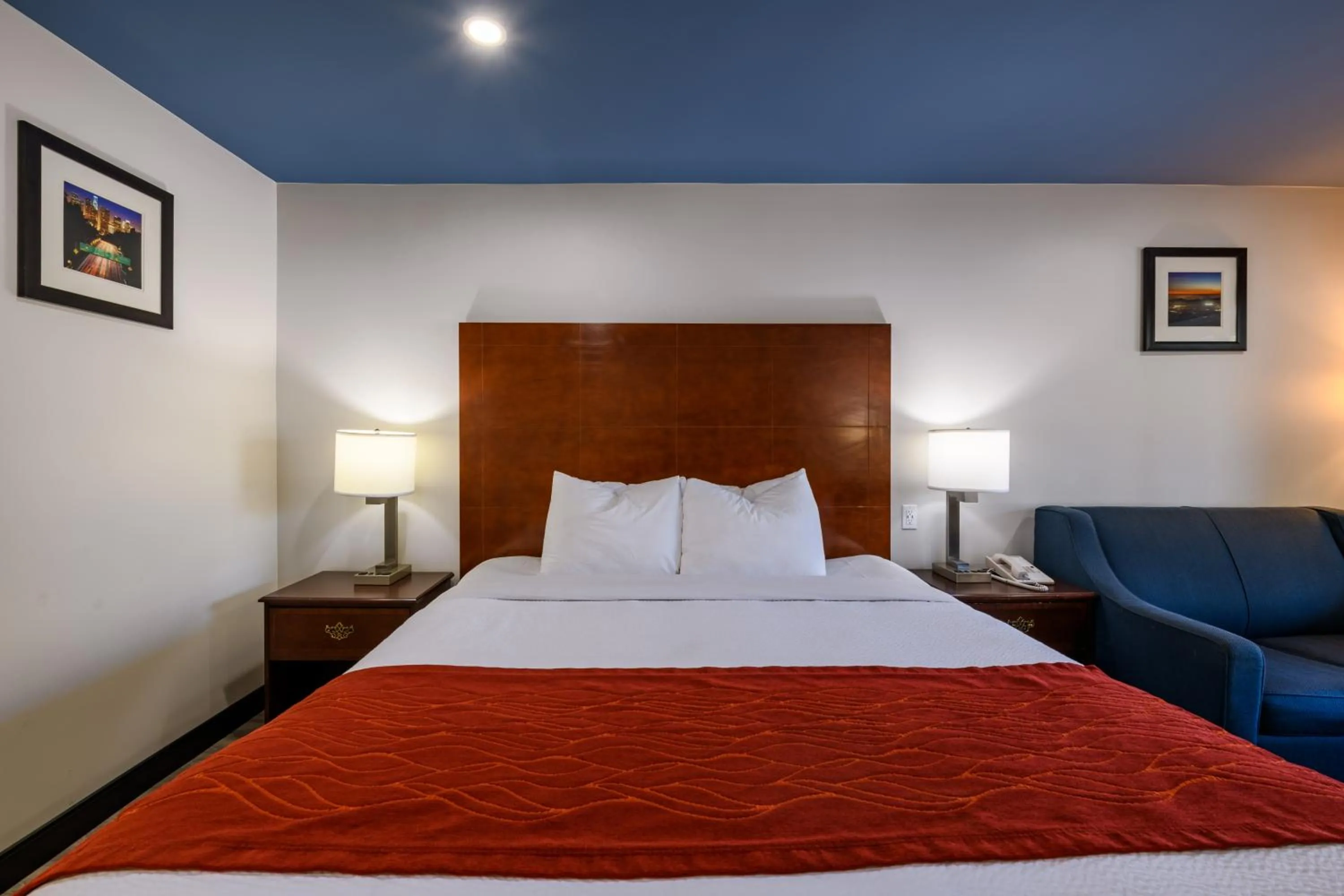 Bed in Hyland Inn near Pasadena Civic Center