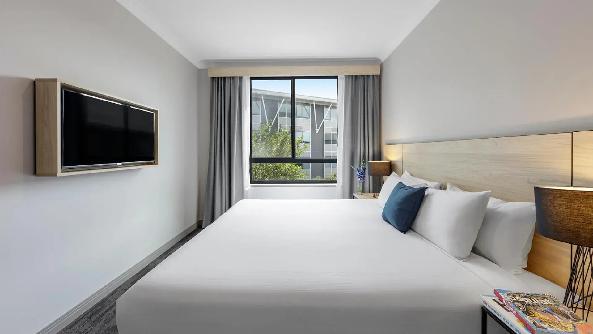 Bed in Oaks Sydney North Ryde Suites Bed in Oaks Sydney North Ryde Suites