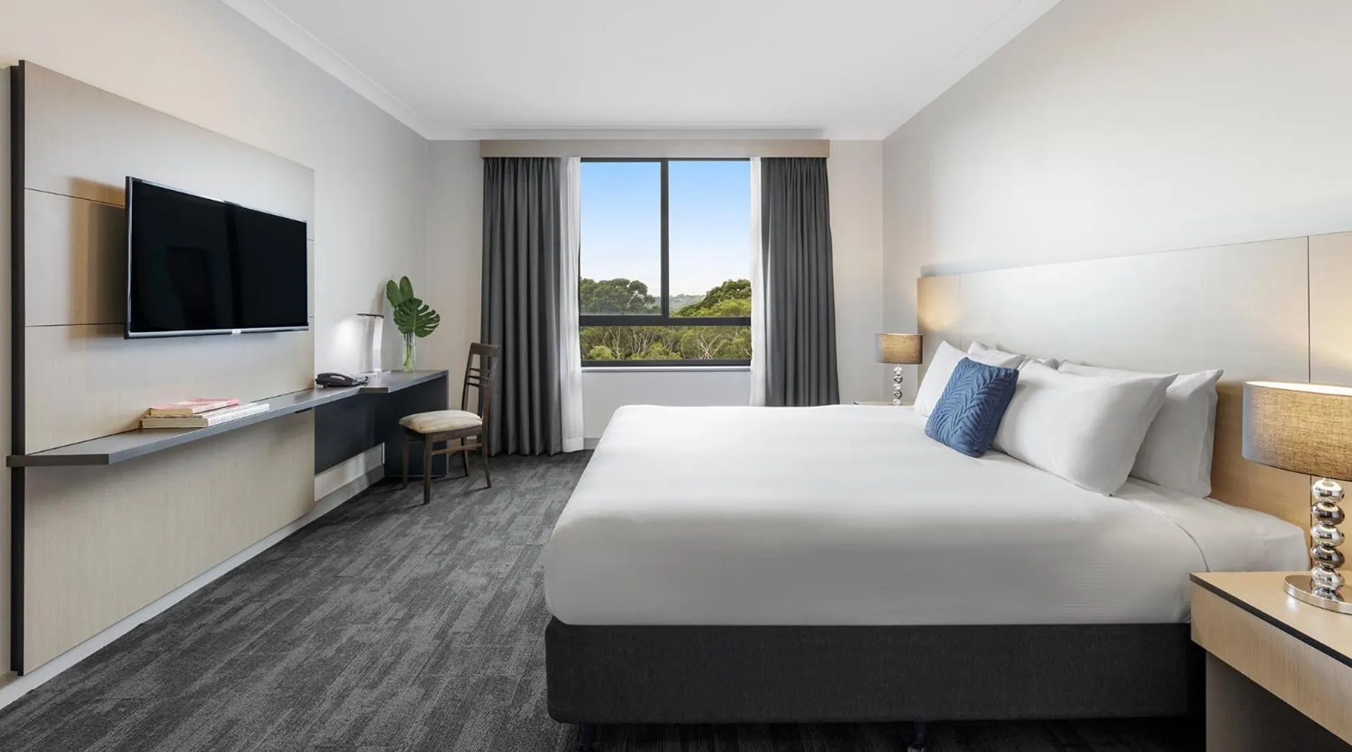 TV and multimedia, Bed in Oaks Sydney North Ryde Suites