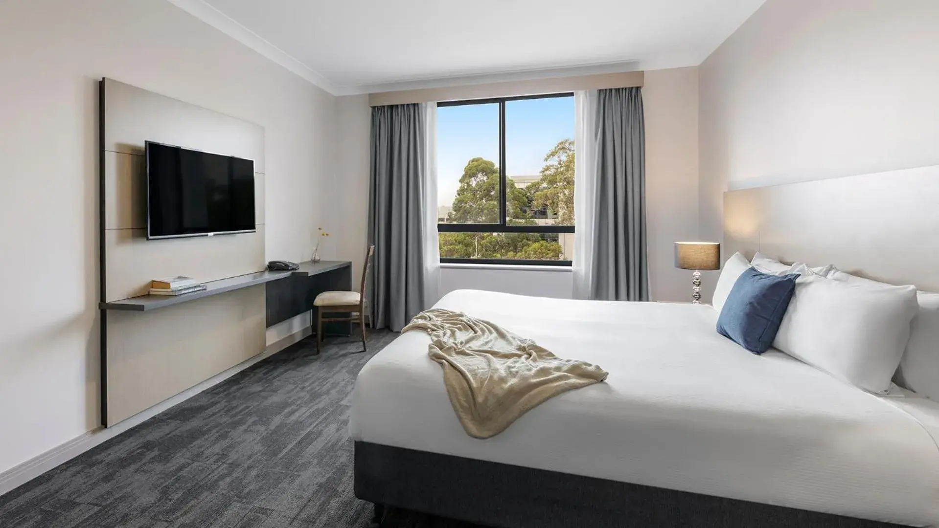 TV and multimedia, Bed in Oaks Sydney North Ryde Suites TV and multimedia, Bed in Oaks Sydney North Ryde Suites
