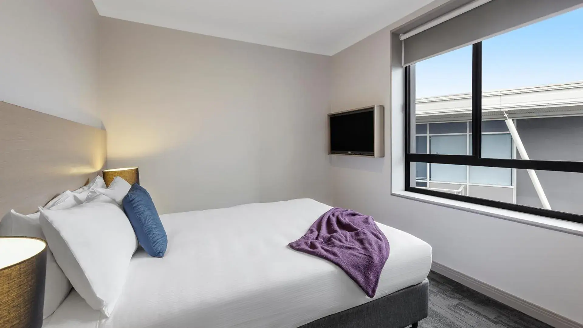 Bed in Oaks Sydney North Ryde Suites Bed in Oaks Sydney North Ryde Suites