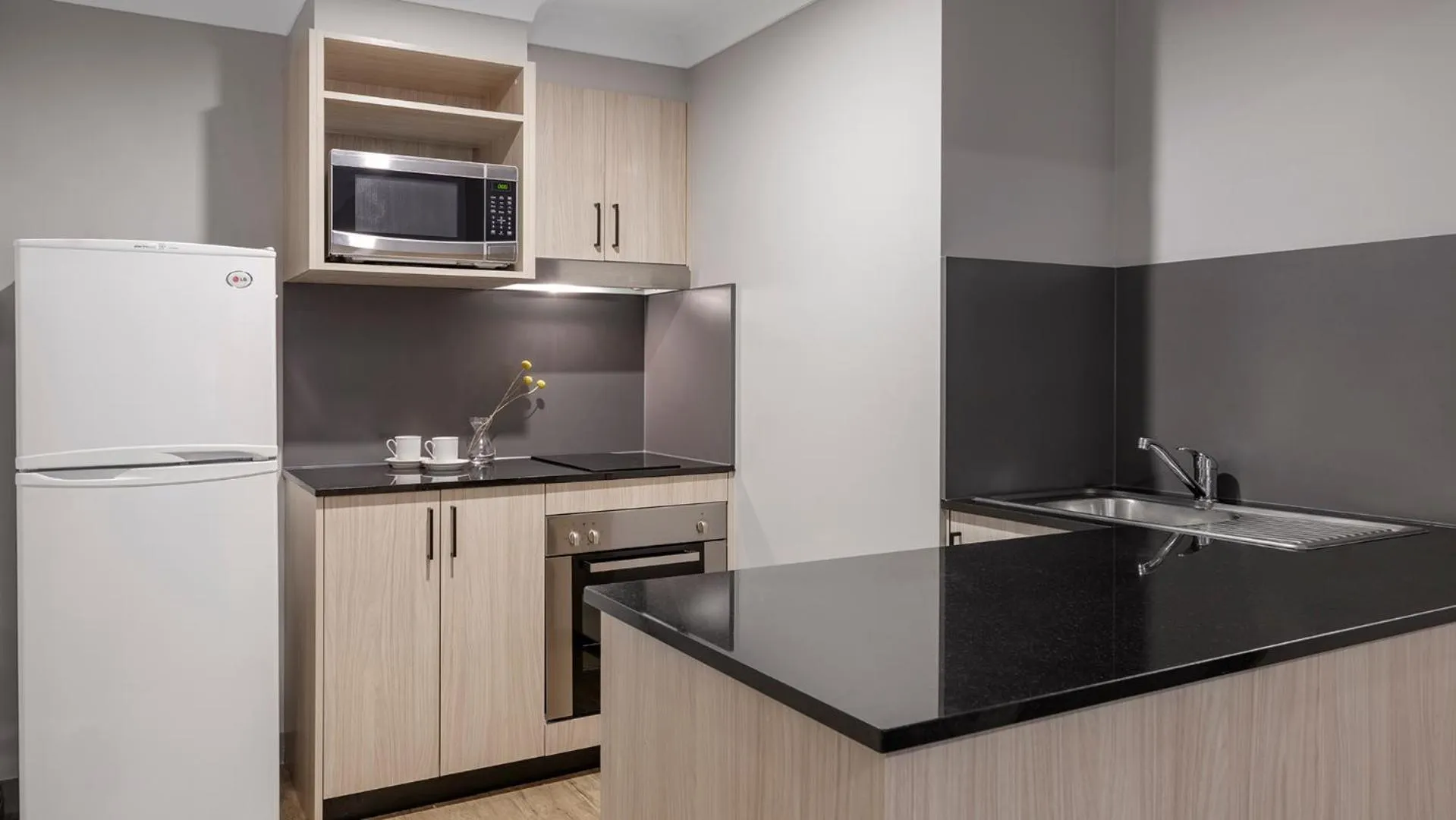 Kitchen or kitchenette in Oaks Sydney North Ryde Suites