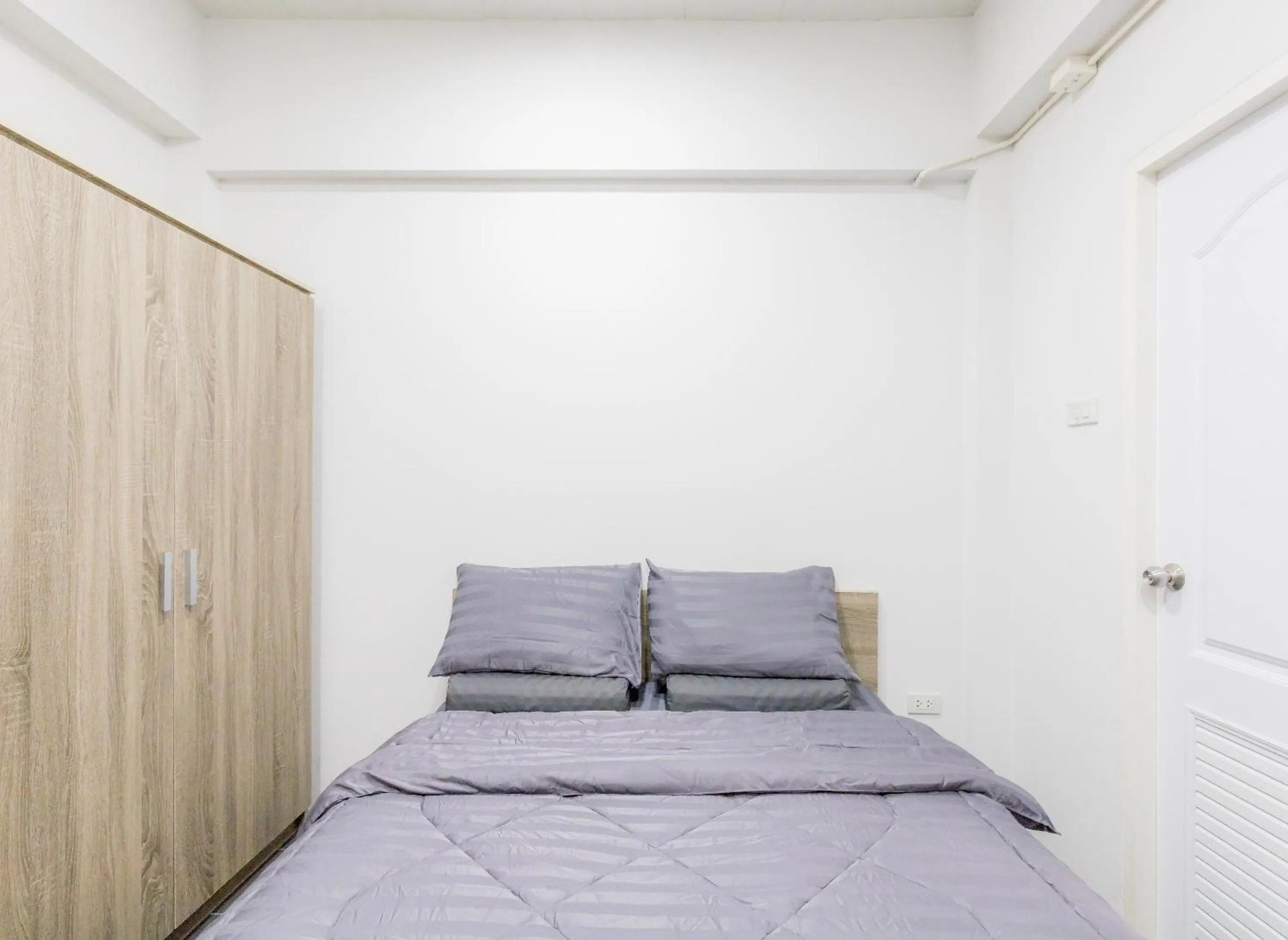 Bedroom, Bed in MiddleWay House Bangkok