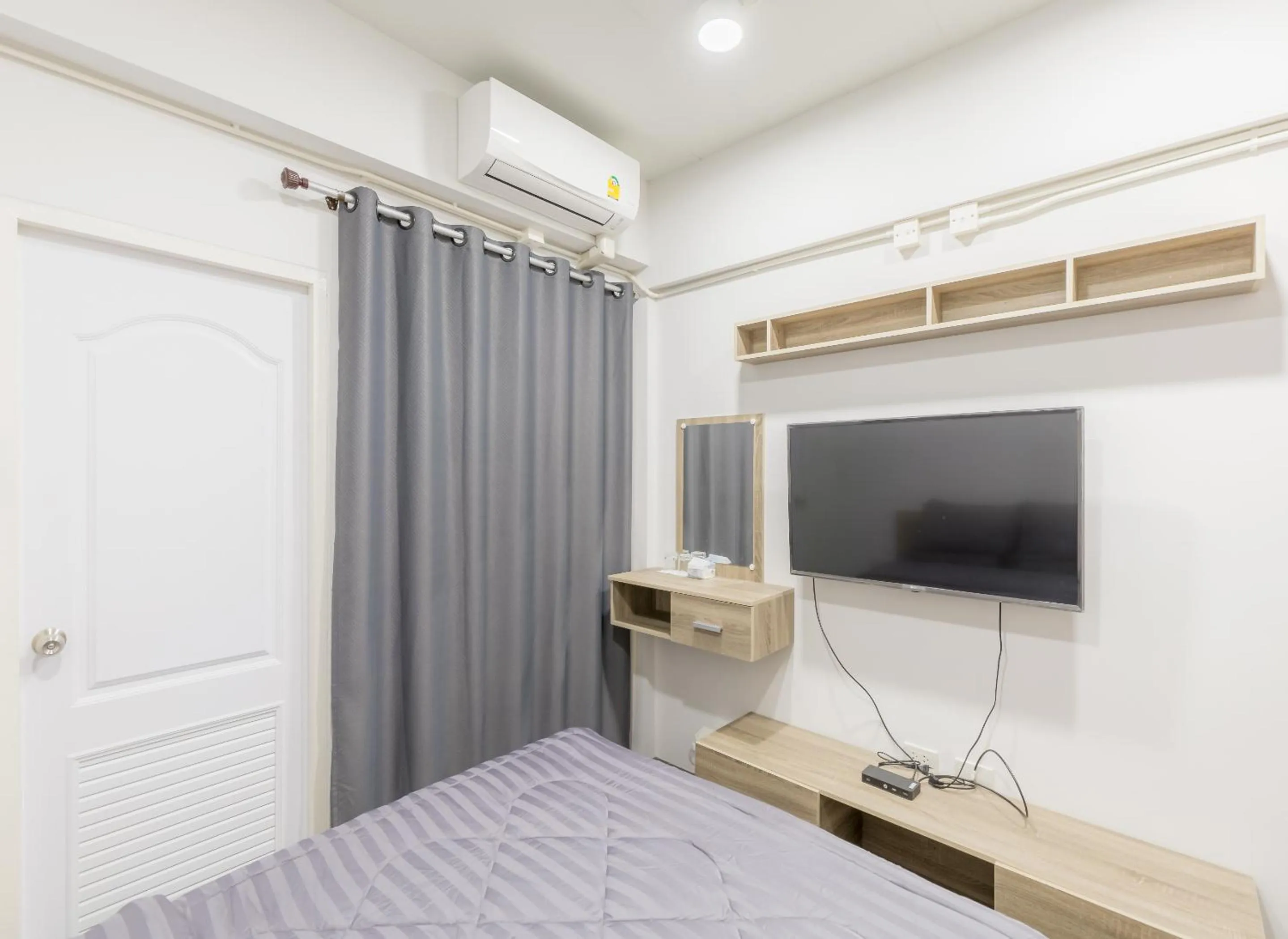 TV and multimedia, Bed in MiddleWay House Bangkok