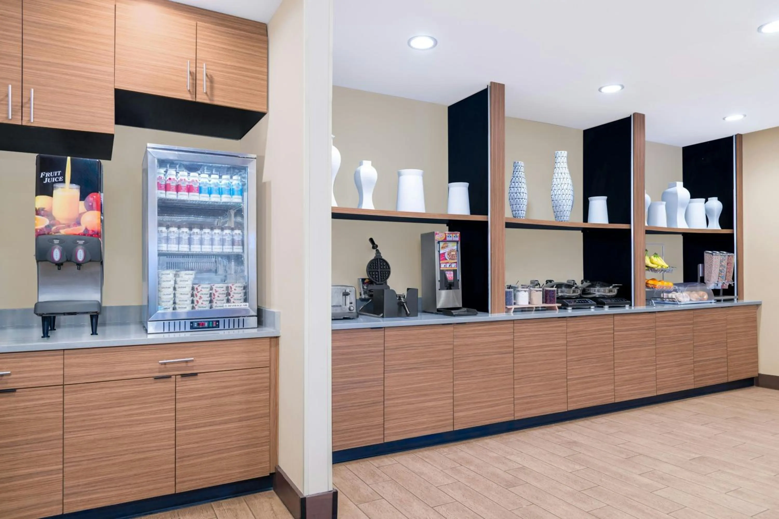 Breakfast in TownePlace Suites by Marriott Detroit Allen Park