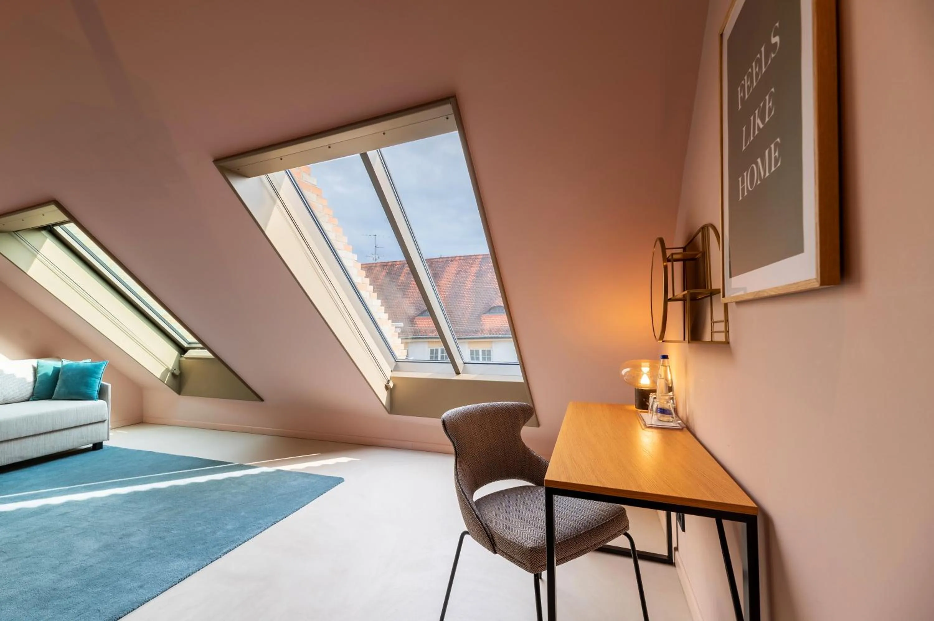 Living room, Bed in MIANO Hotel & Bar