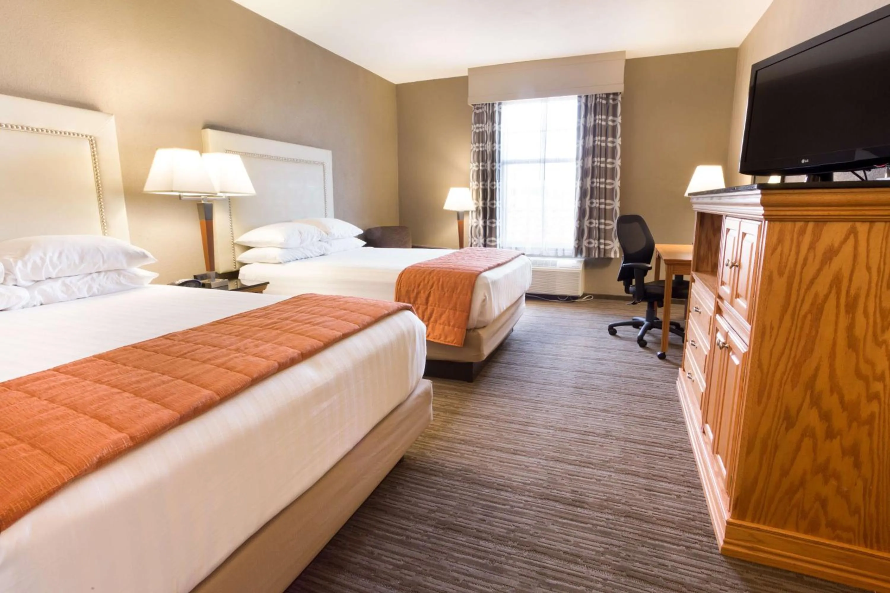 Photo of the whole room, Bed in Drury Inn & Suites San Antonio North Stone Oak