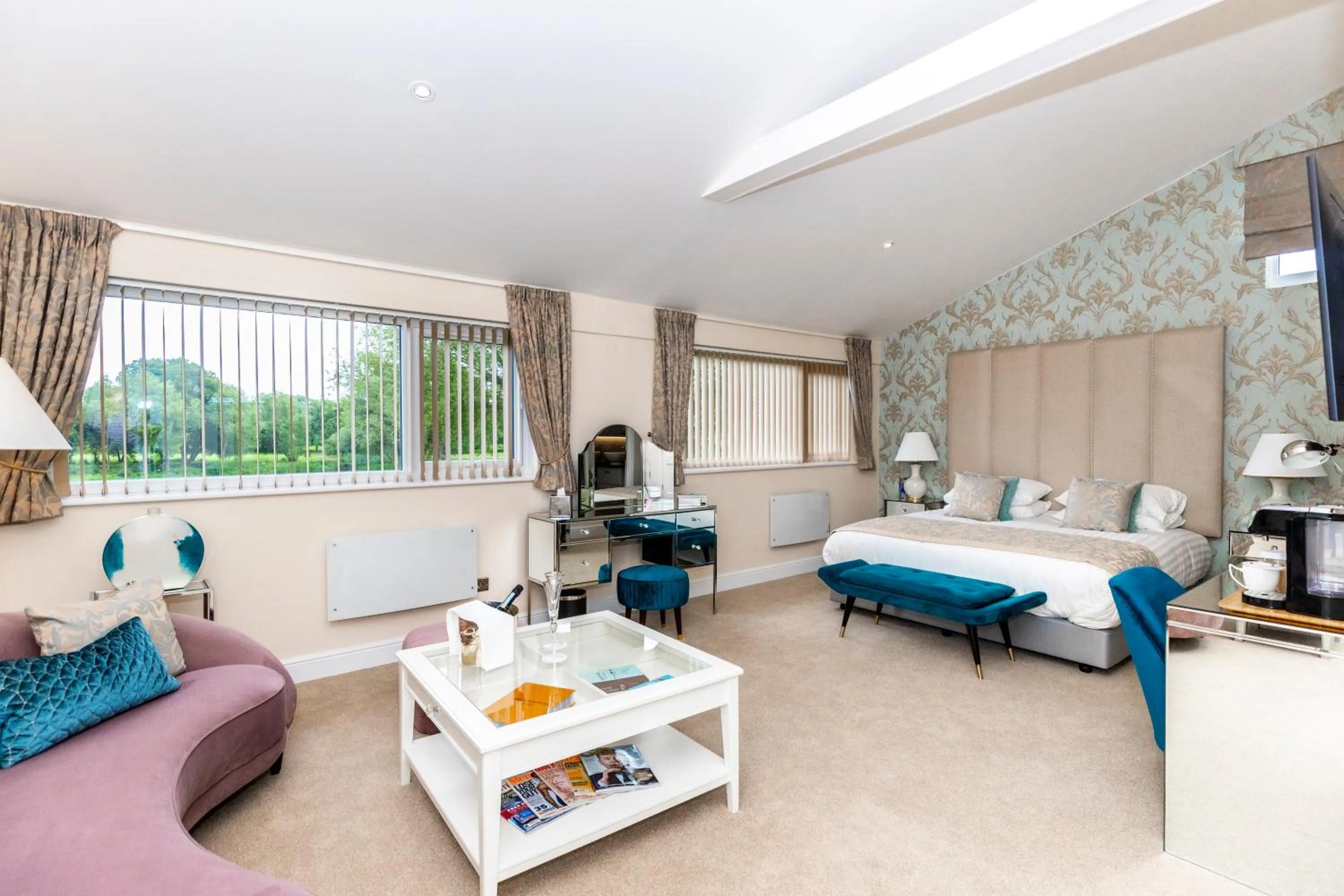 Living room, Bed in Kingfisher Hotel, Golf and Country Club