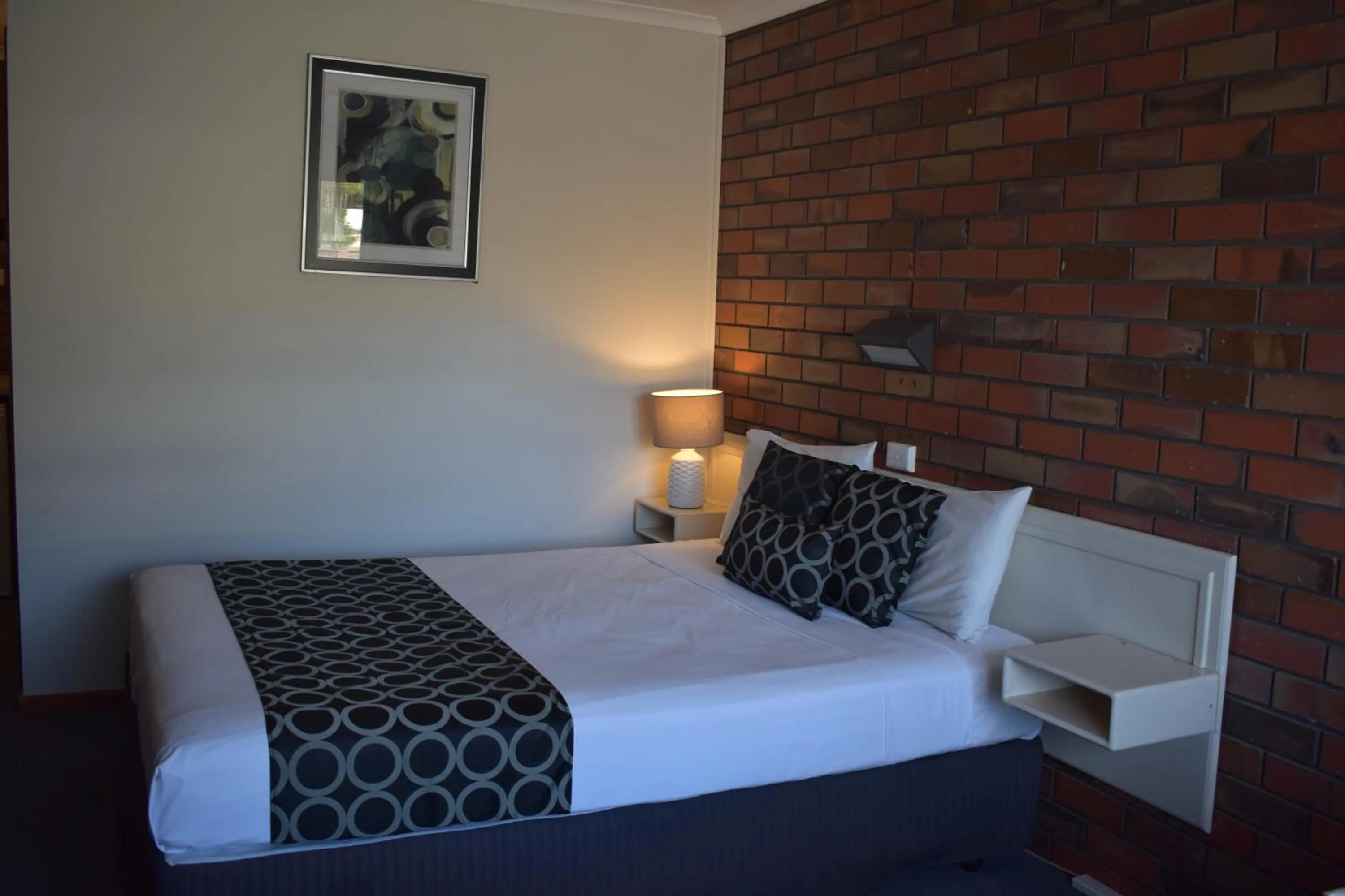 Bed in Coorrabin Motor Inn