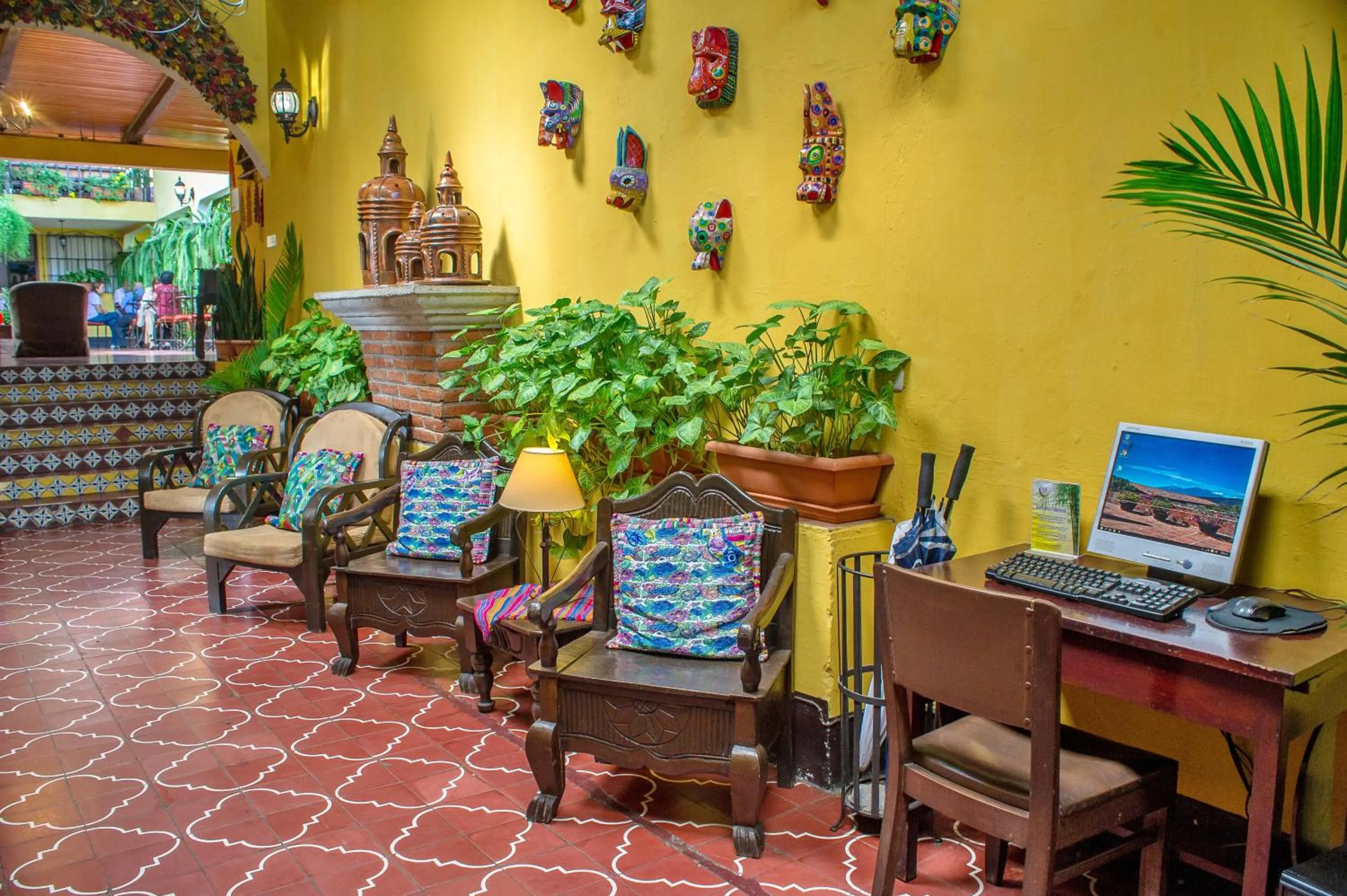 Communal lounge/ TV room in Hotel Las Camelias Inn by AHS