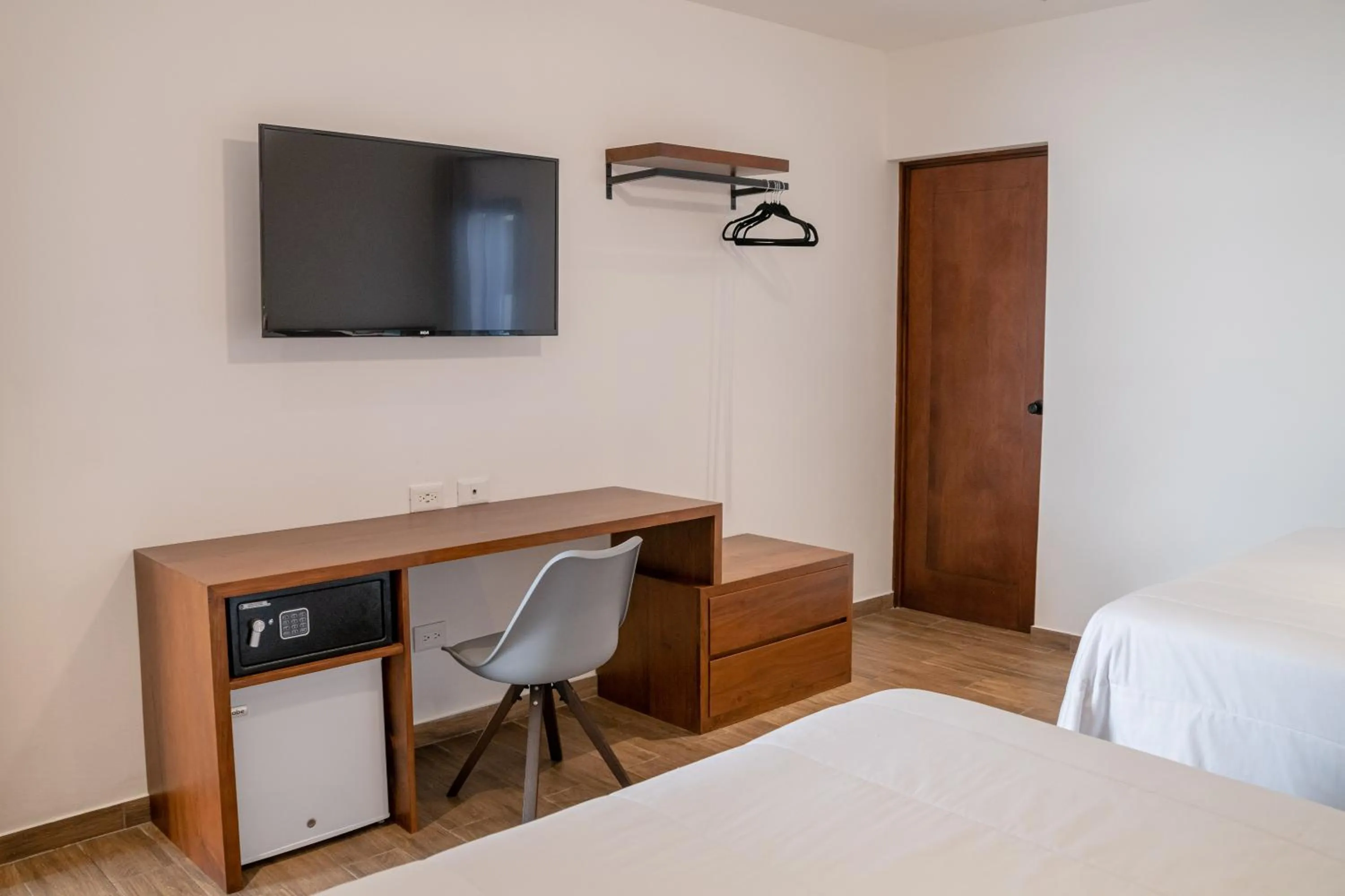 TV and multimedia, Bed in Hotel Las Camelias Inn by AHS