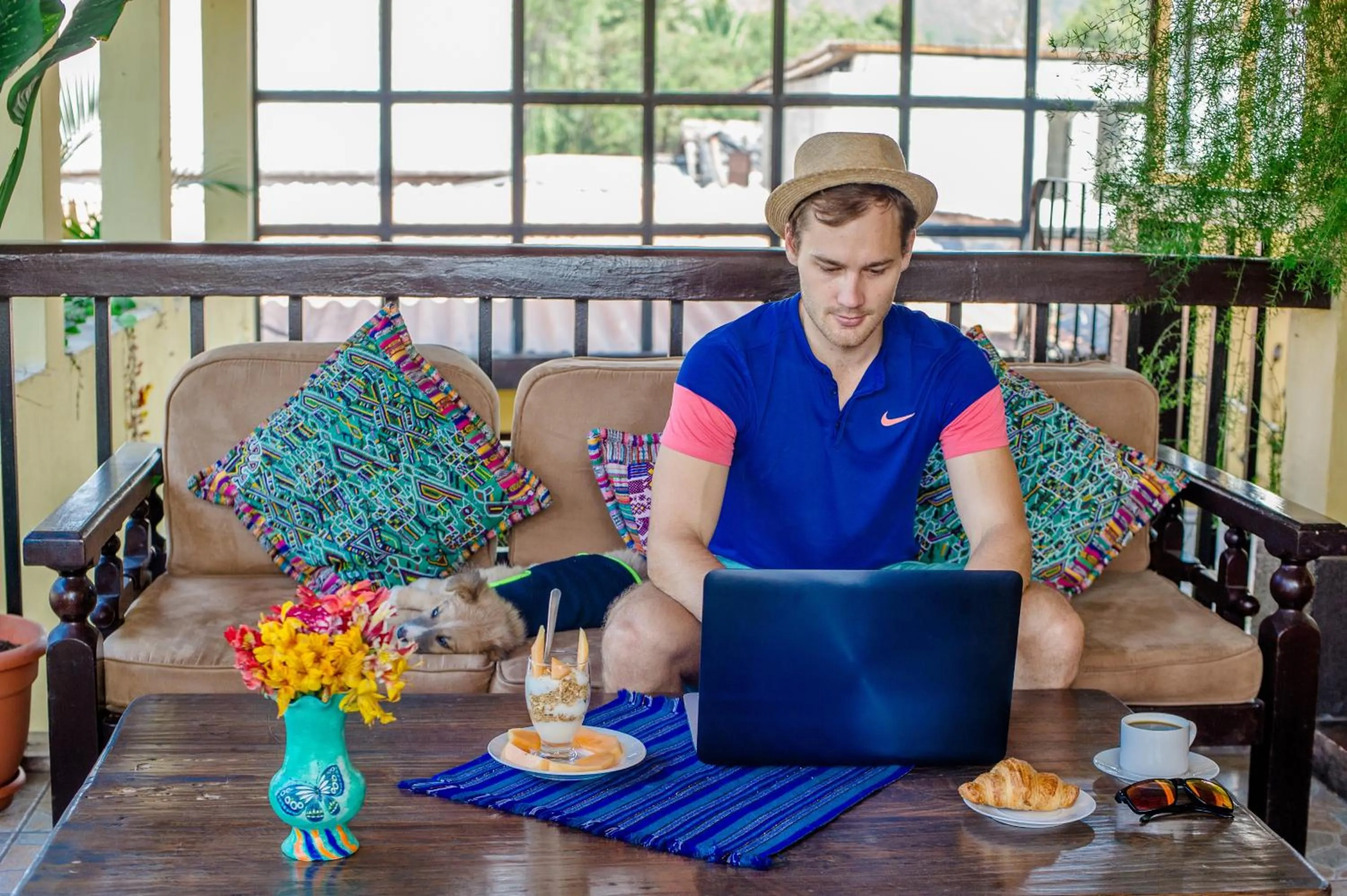 Communal lounge/ TV room in Hotel Las Camelias Inn by AHS