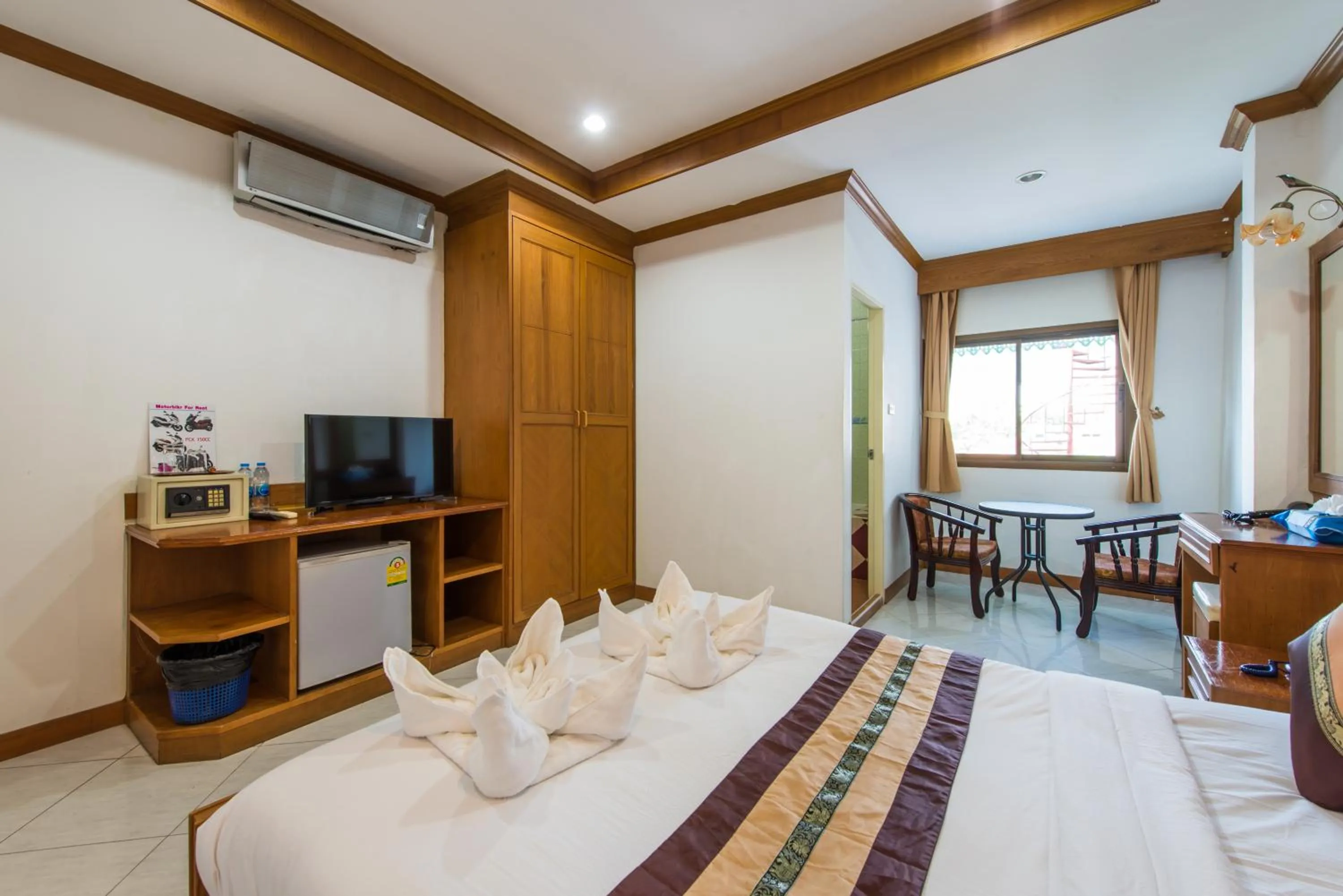 Seating area, Bed in Magnific Patong