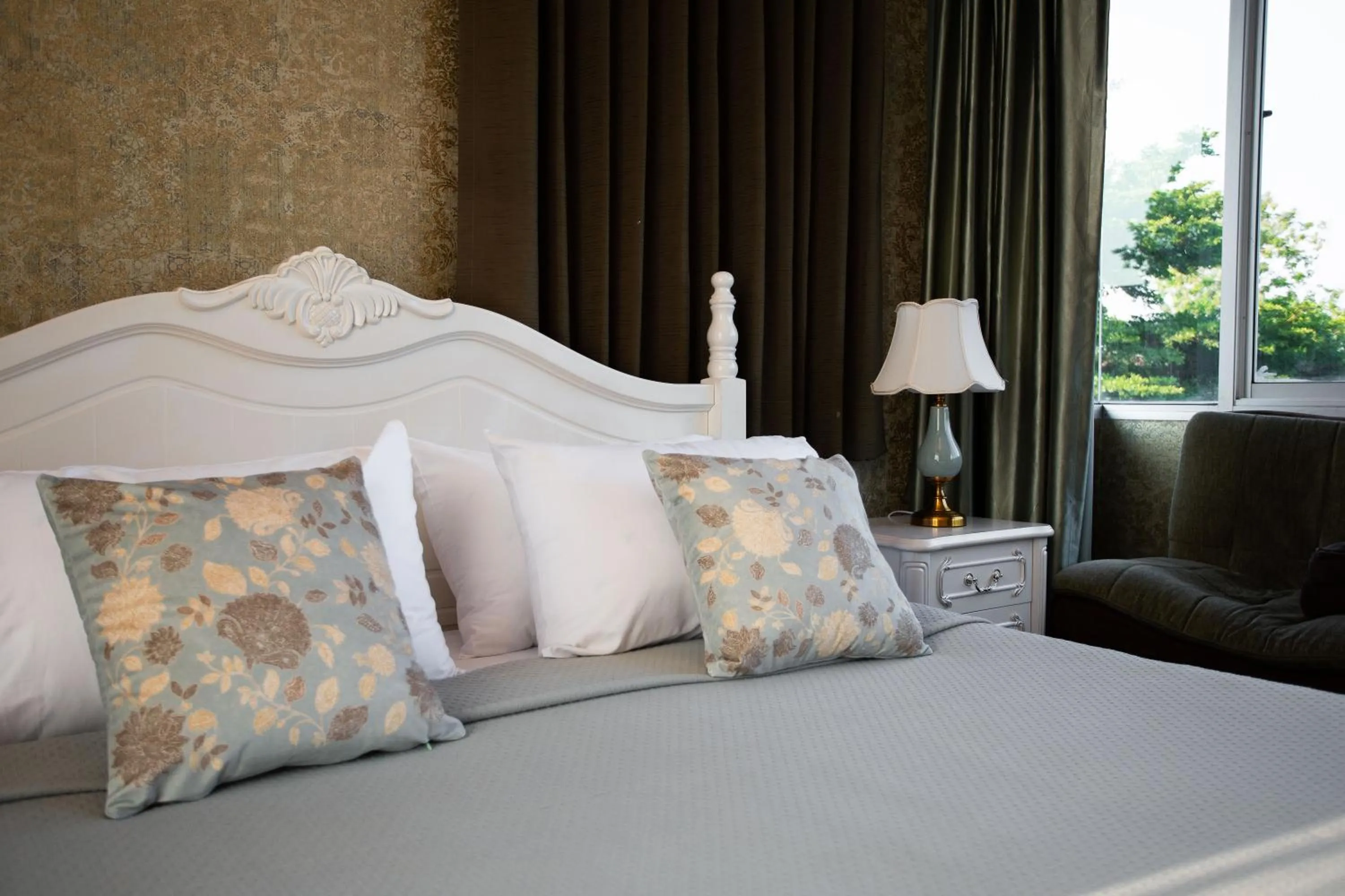 Bed in Nagawari Art Maldives BBQ Pattaya Villa