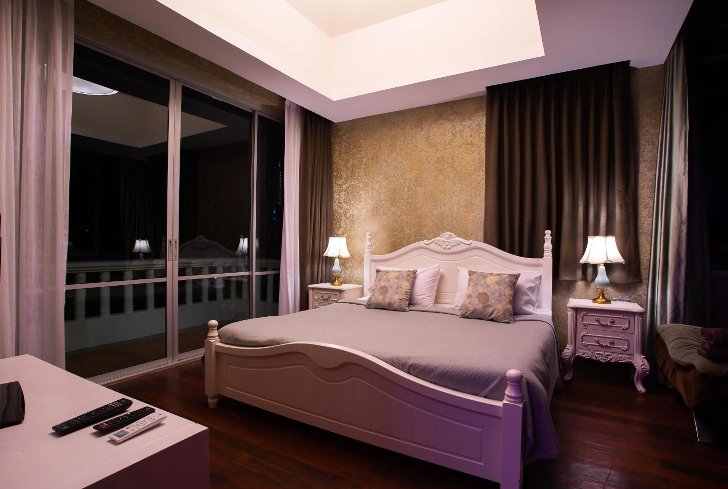 Bed in Nagawari Art Maldives BBQ Pattaya Villa