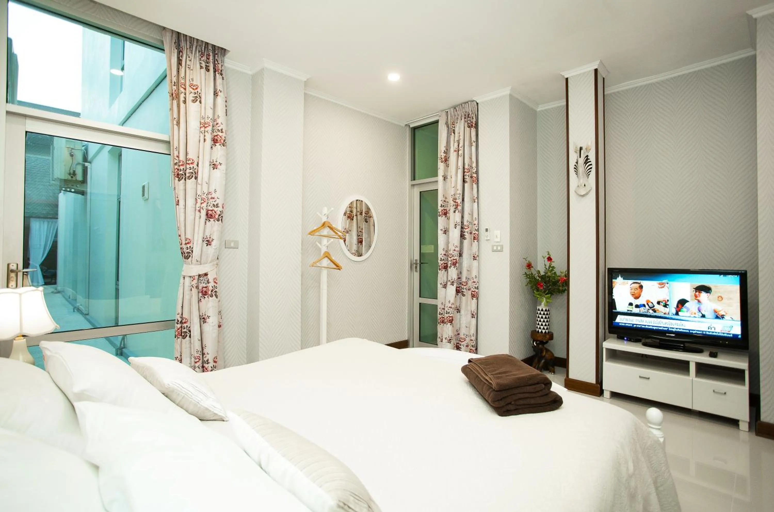 Bed in Nagawari Art Maldives BBQ Pattaya Villa