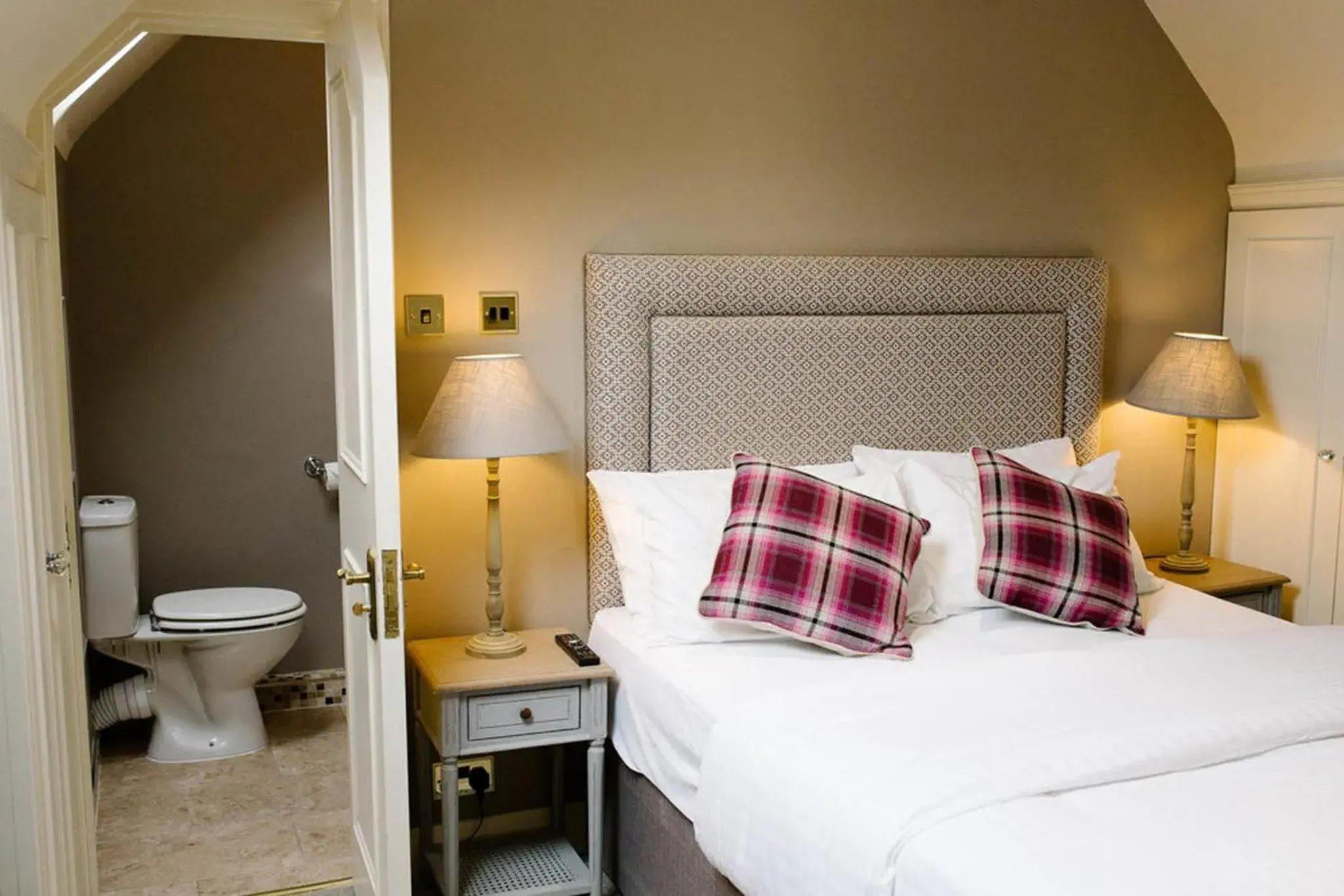 Deluxe Double Room in Prince of Wales - Townhouse Deluxe Double Room in Prince of Wales - Townhouse