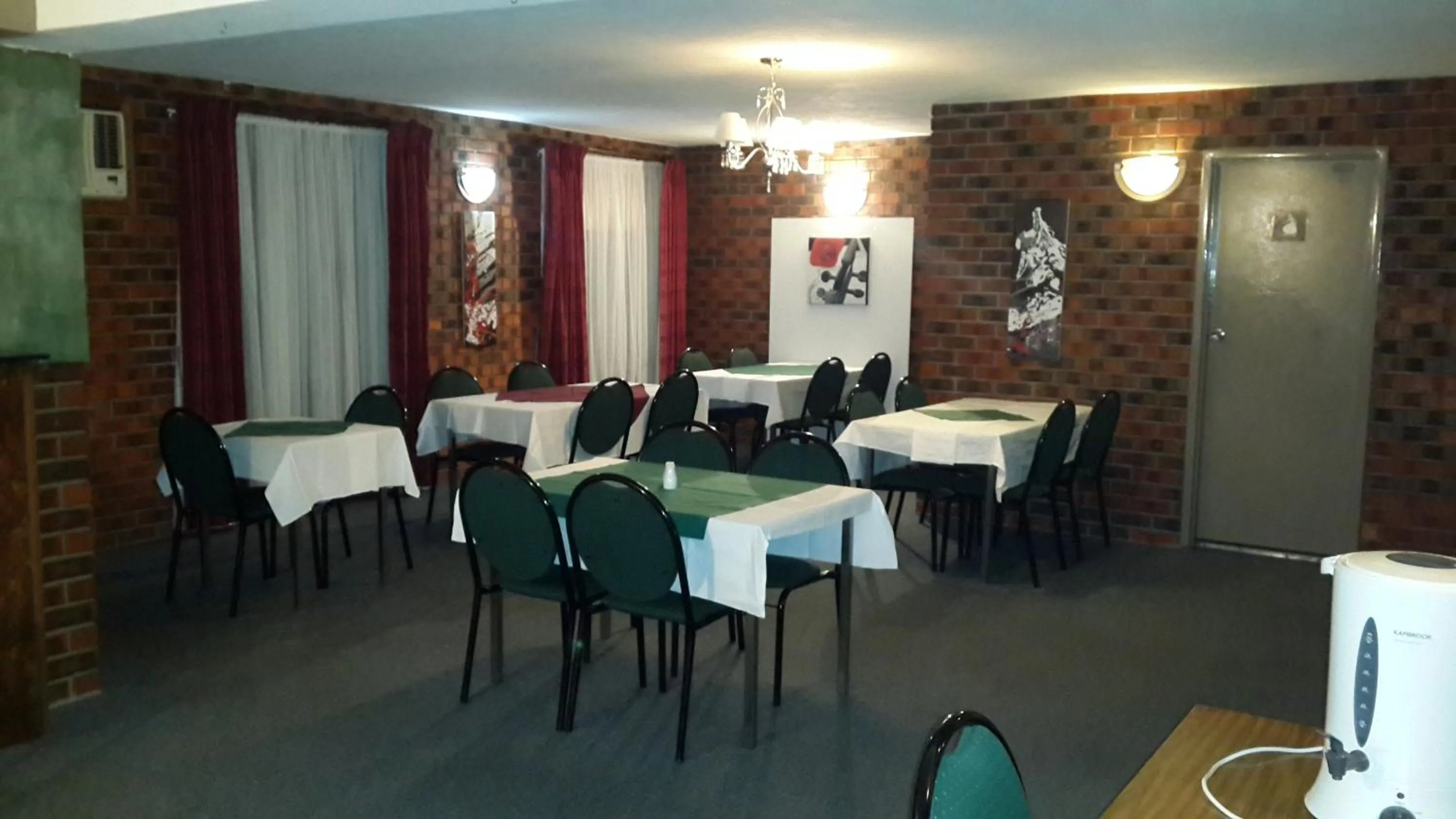 Restaurant/places to eat in Zero Inn Motel