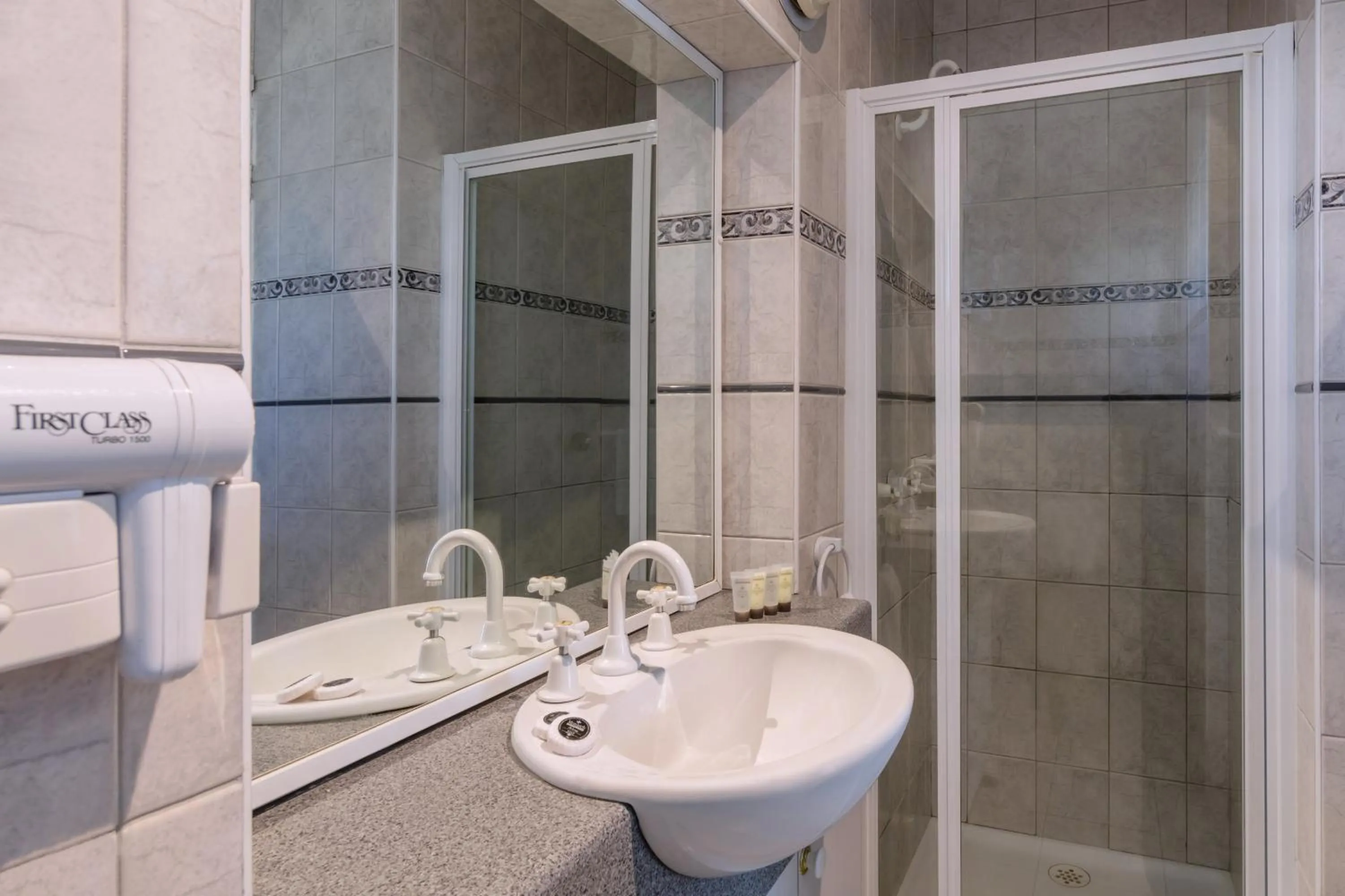 Shower in Best Western Governor Gipps Motor Inn