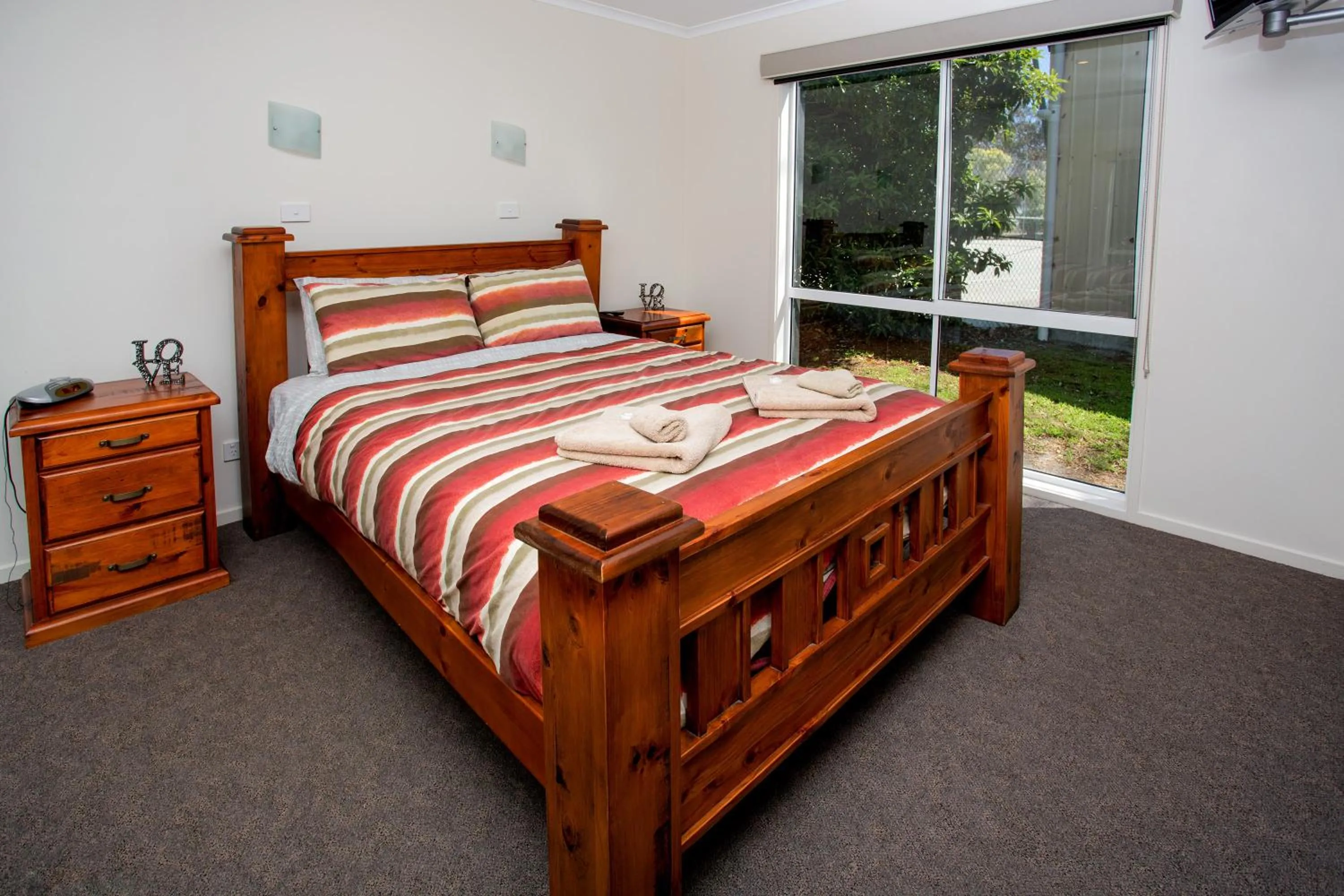 Photo of the whole room, Bed in BIG4 Whiters Holiday Village