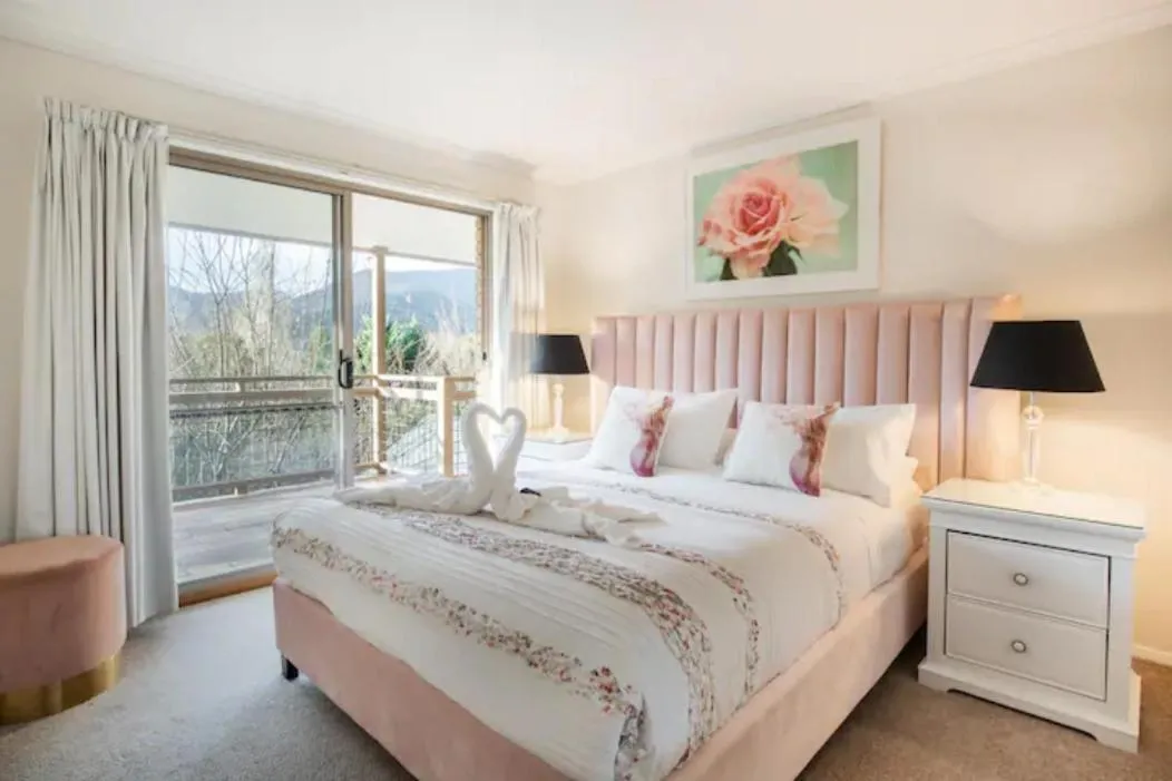 Bed in Chestnut Tree Holiday Units