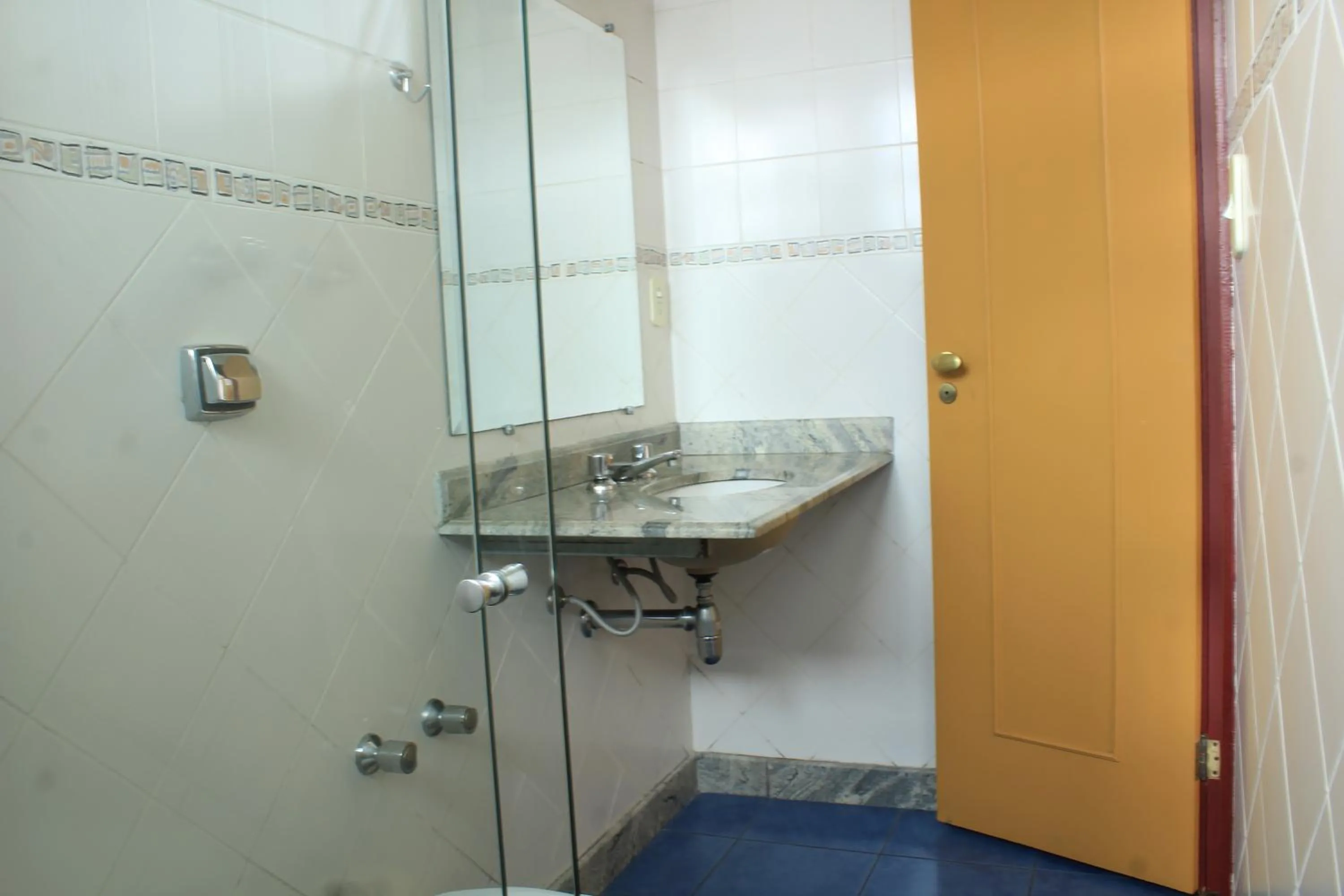 Shower in Trilhas de Minas Hostel Camping