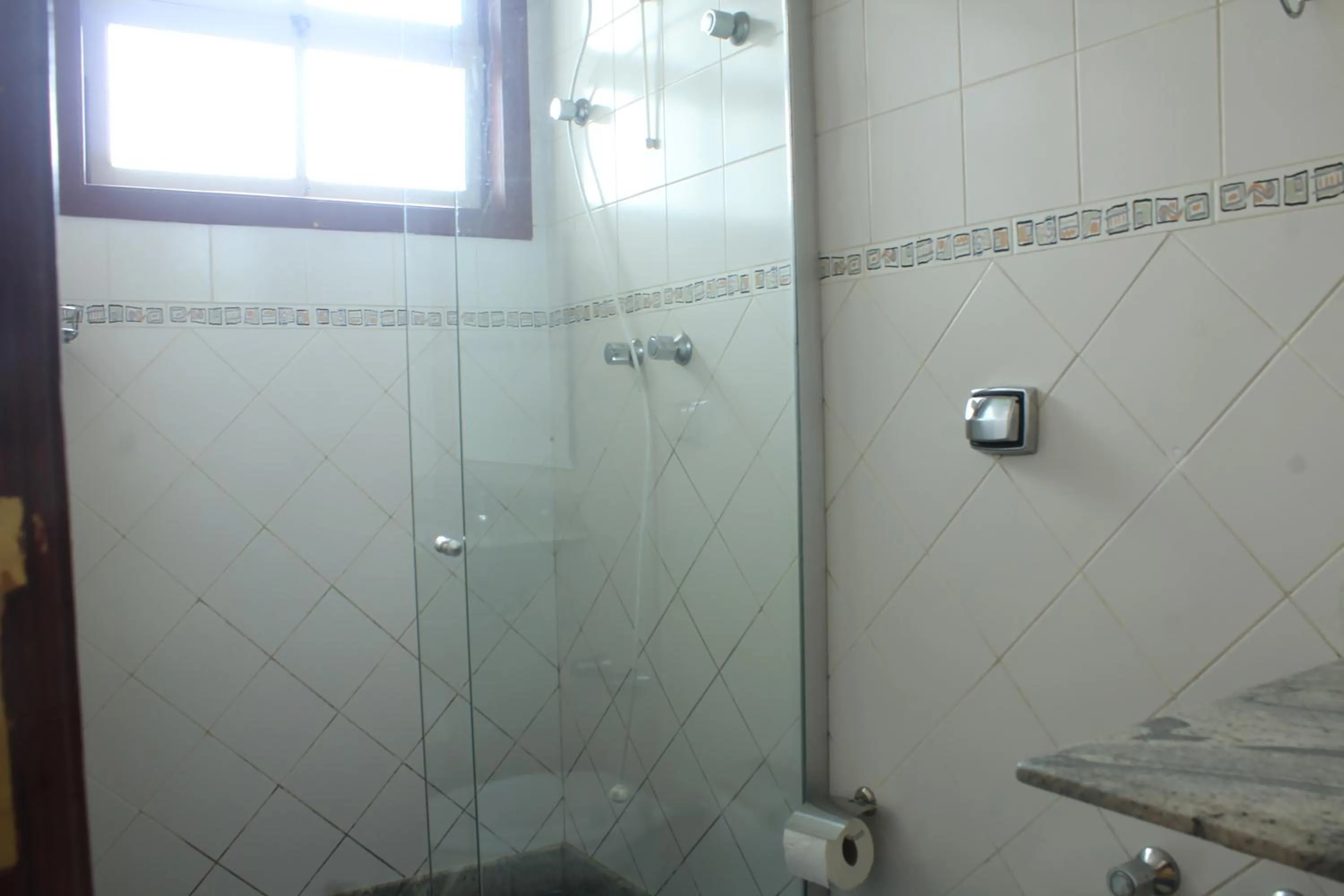 Shower in Trilhas de Minas Hostel Camping