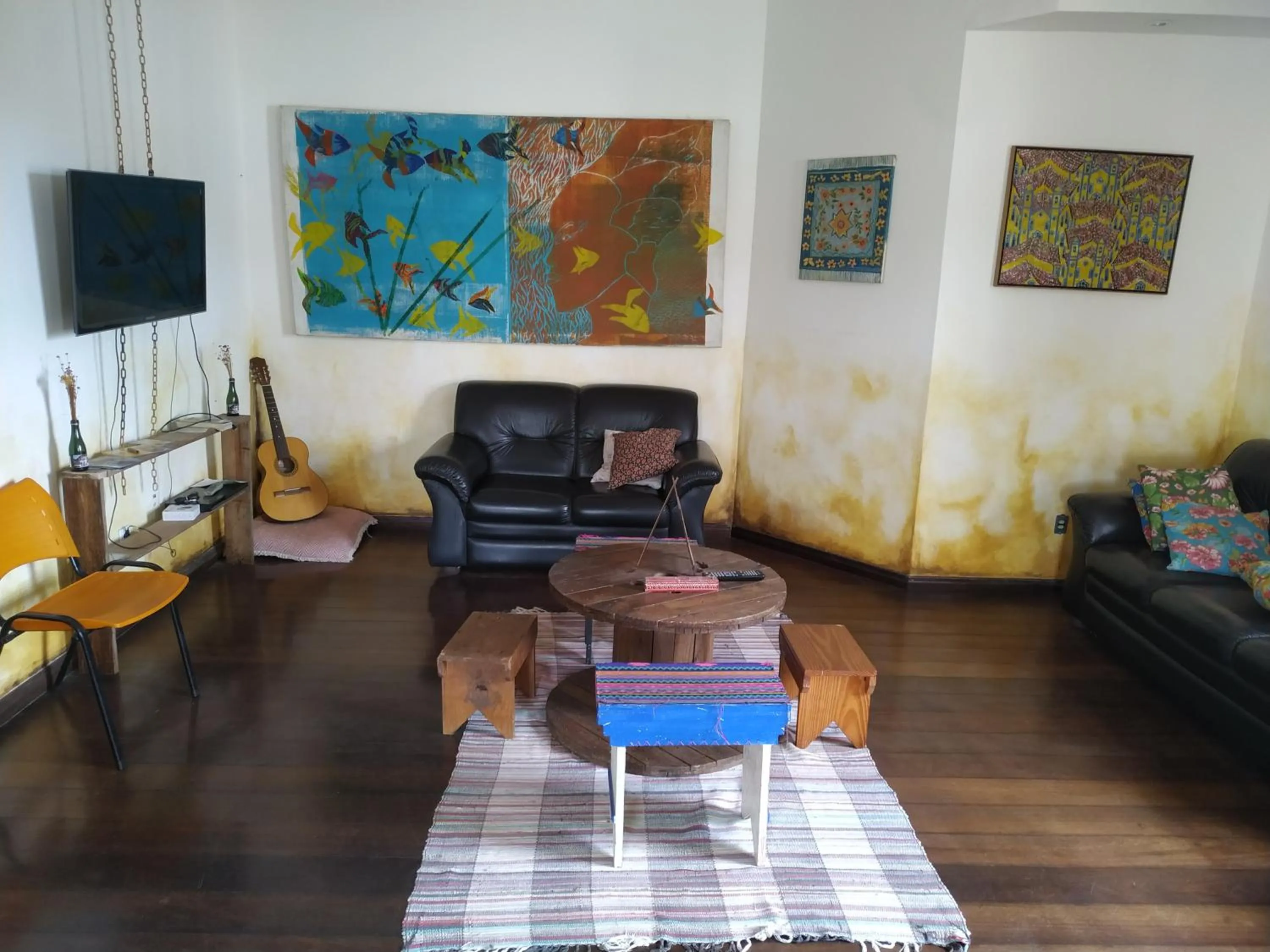 Communal lounge/ TV room in Trilhas de Minas Hostel Camping