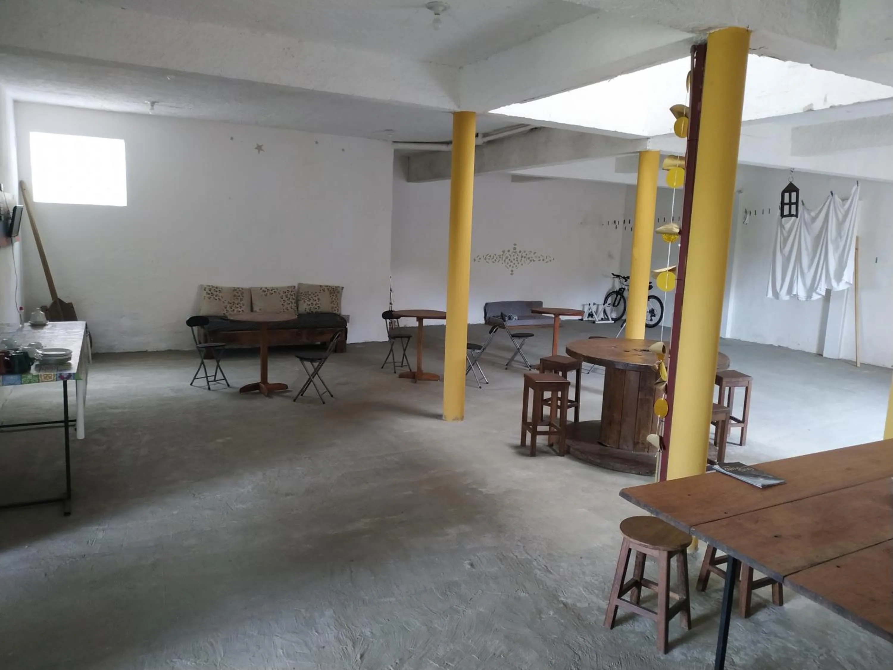 Communal lounge/ TV room in Trilhas de Minas Hostel Camping