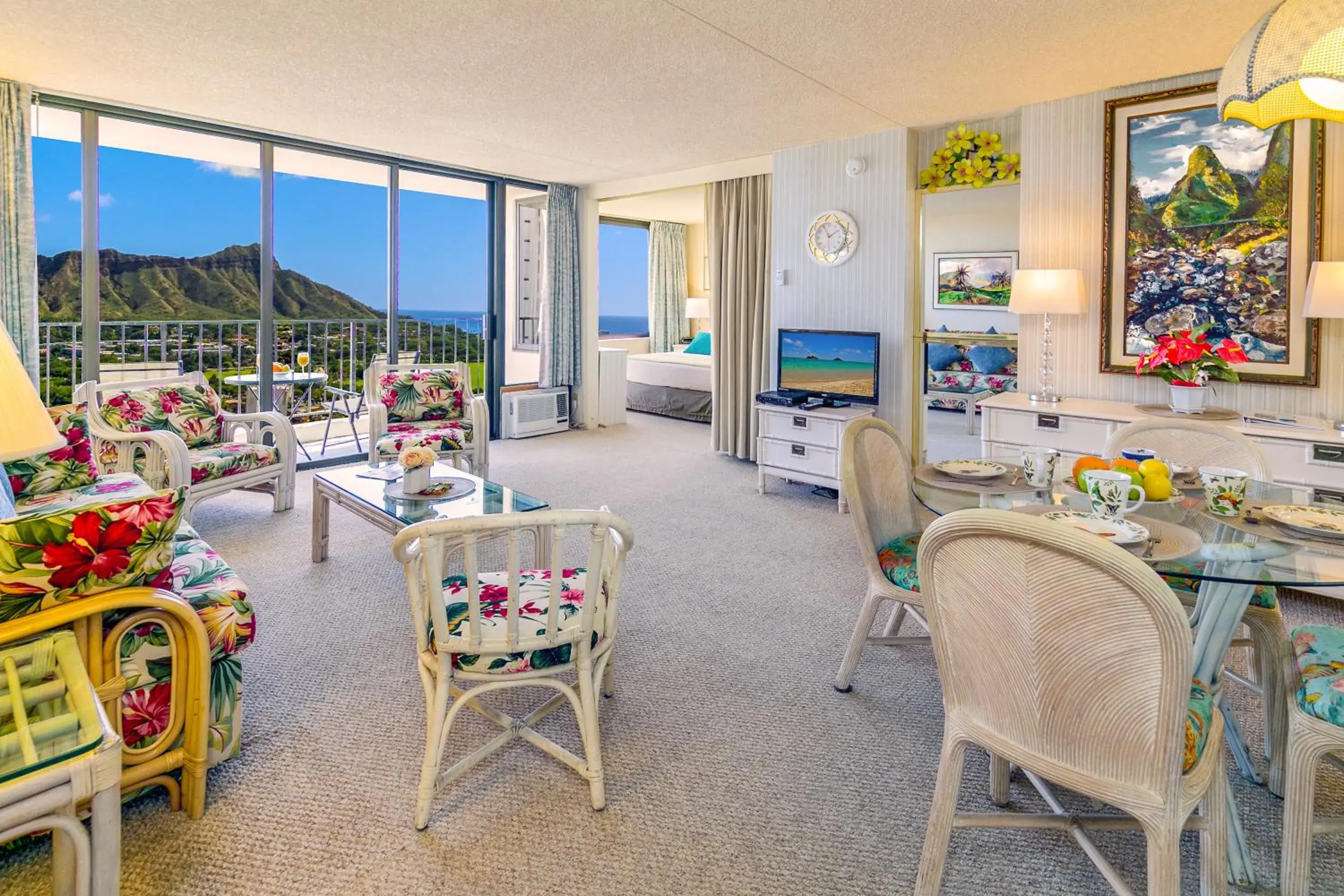 Fabulous Diamond Head & Ocean View Condo with Free Parking Fabulous Diamond Head & Ocean View Condo with Free Parking