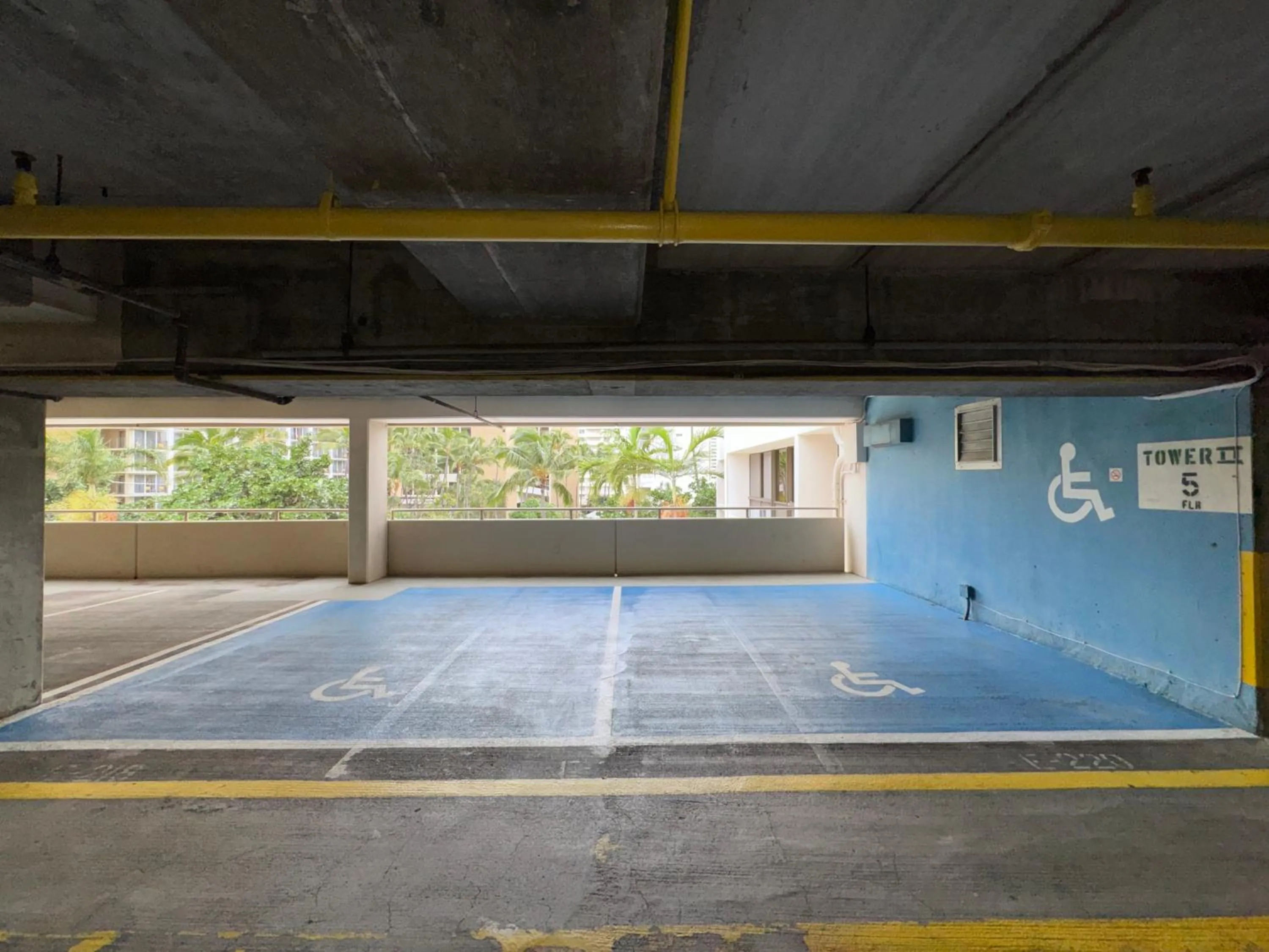 Facility for disabled guests in Fabulous Diamond Head & Ocean View Condo with Free Parking