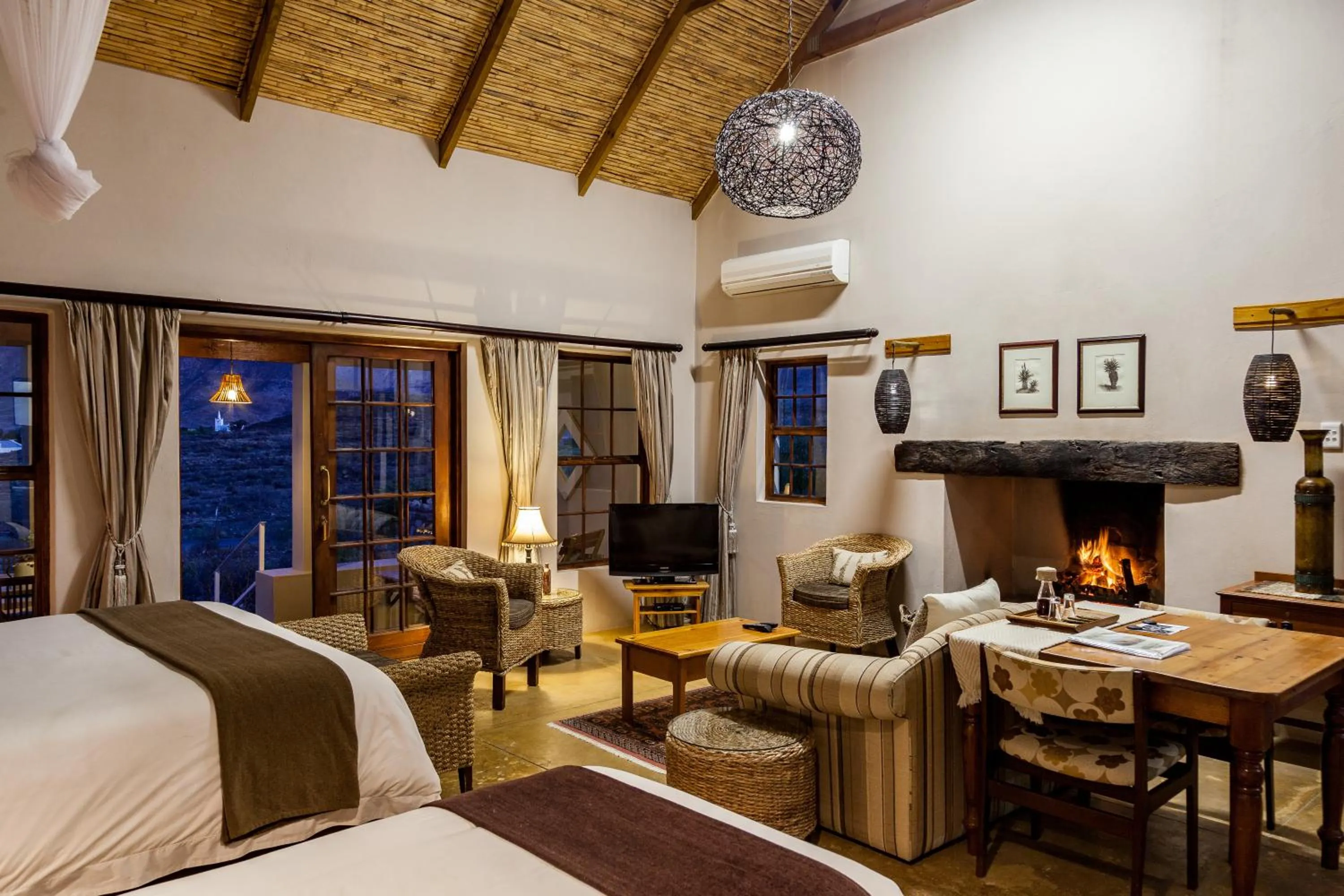 TV and multimedia, Bed in Karoo View Cottages