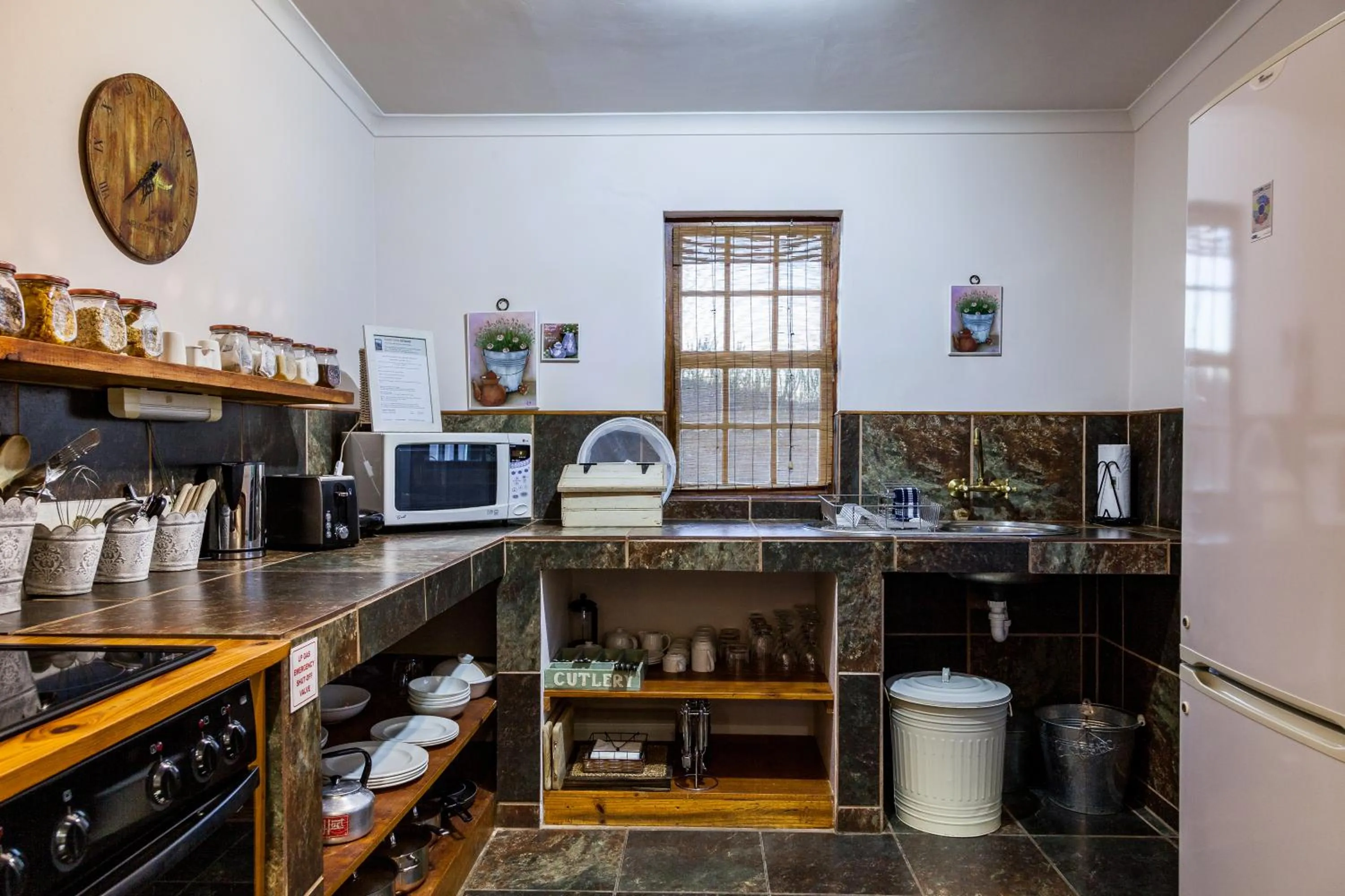 Coffee/tea facilities in Karoo View Cottages