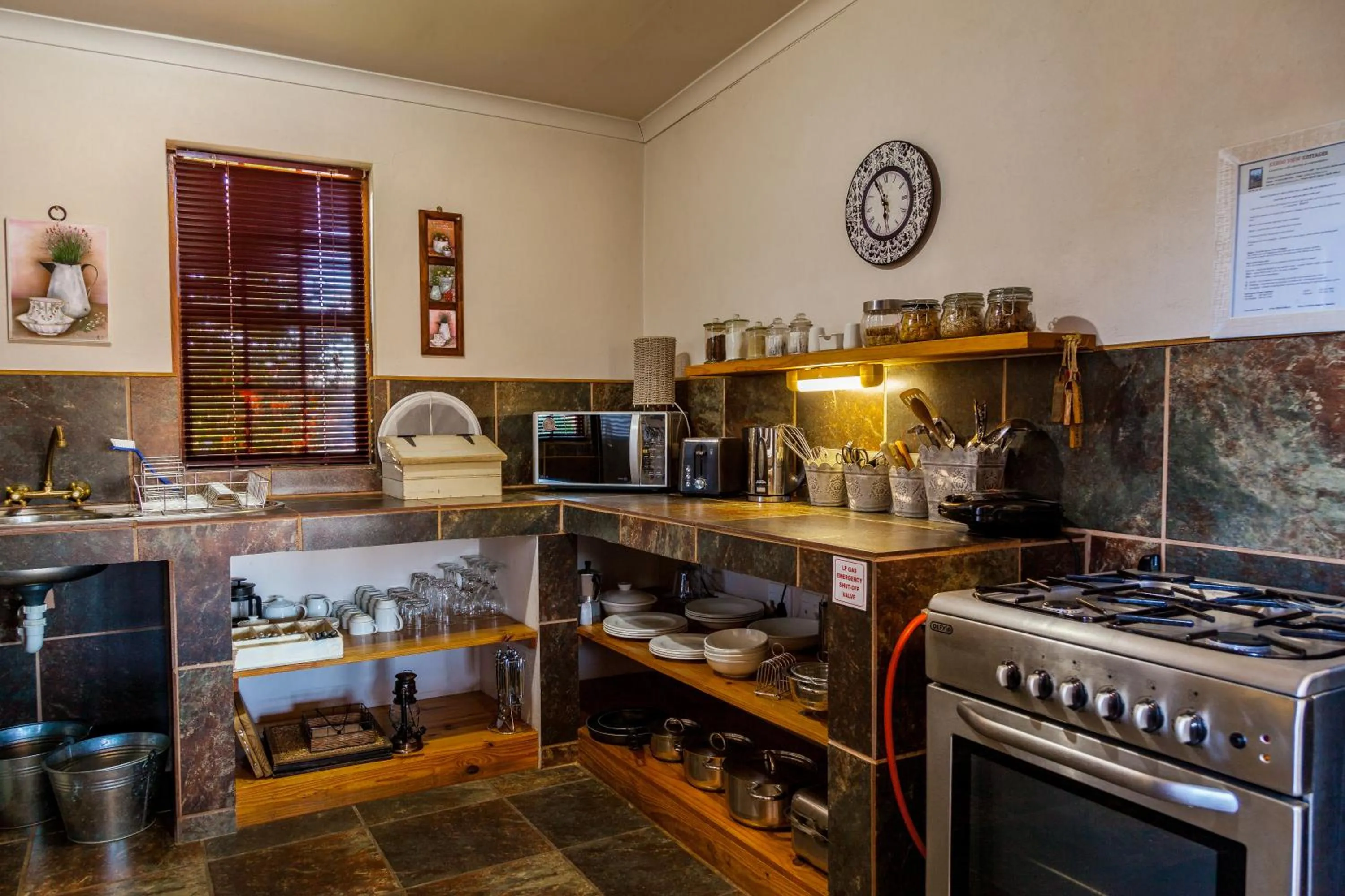 Coffee/tea facilities in Karoo View Cottages
