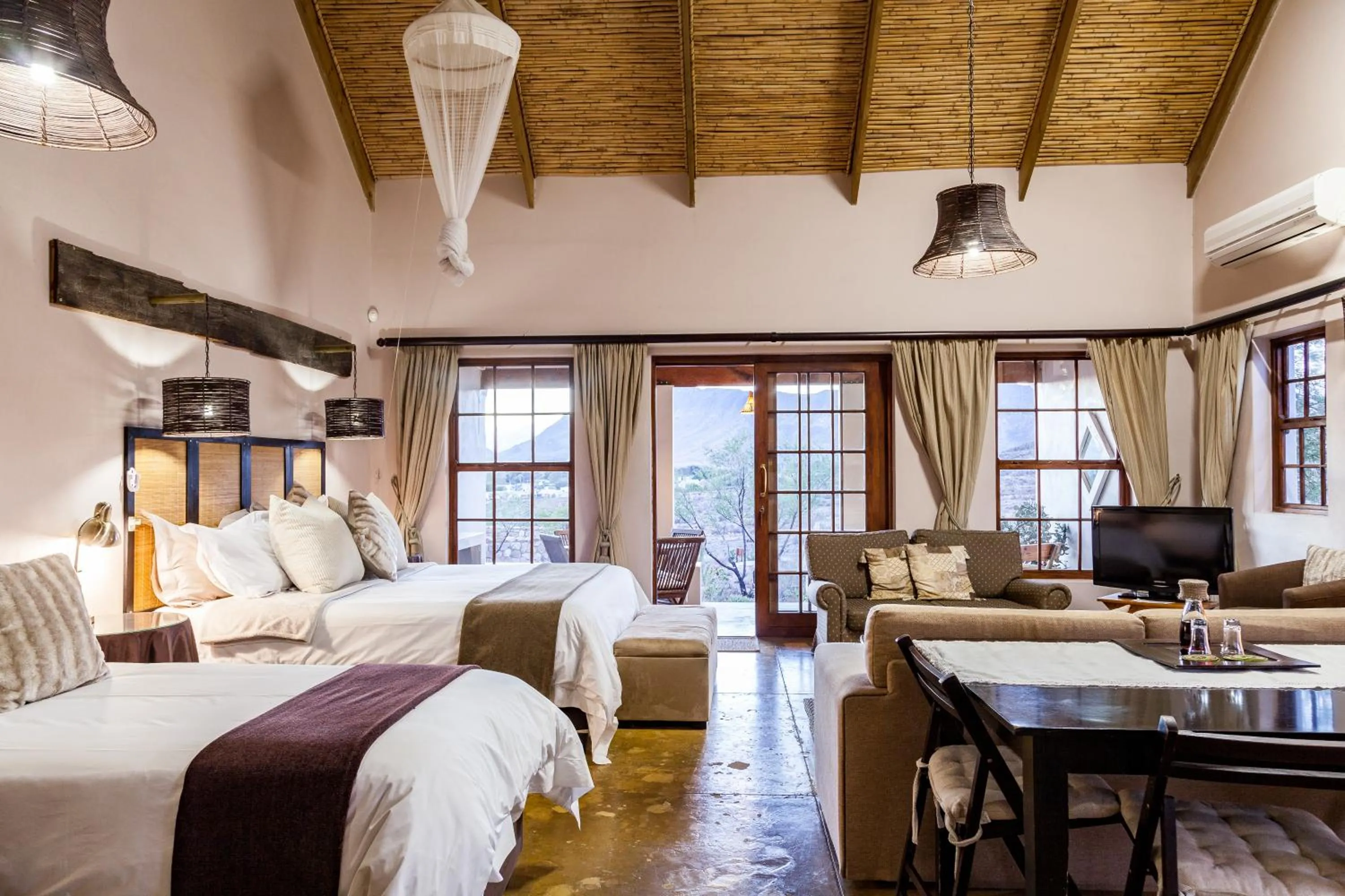 TV and multimedia, Bed in Karoo View Cottages