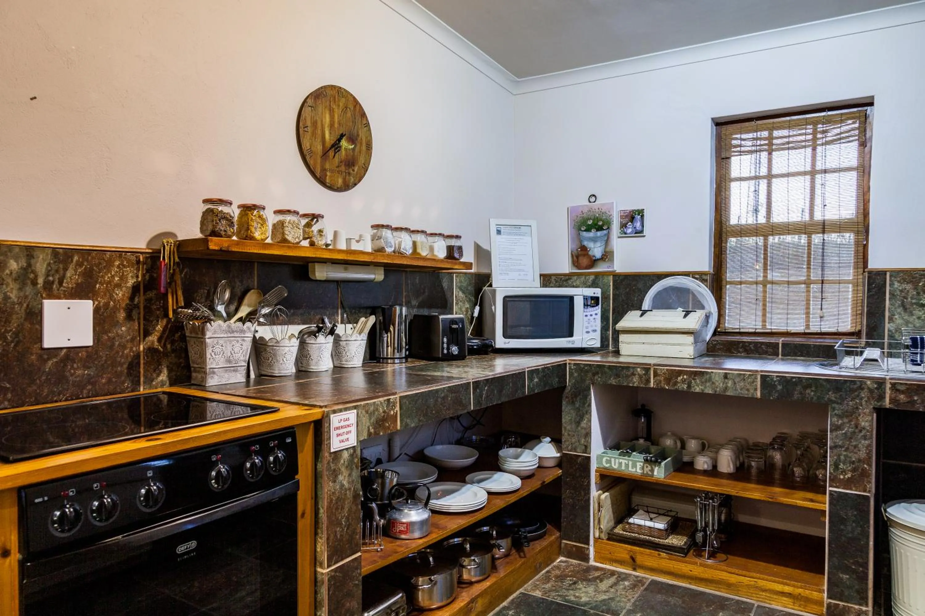 Kitchen or kitchenette in Karoo View Cottages