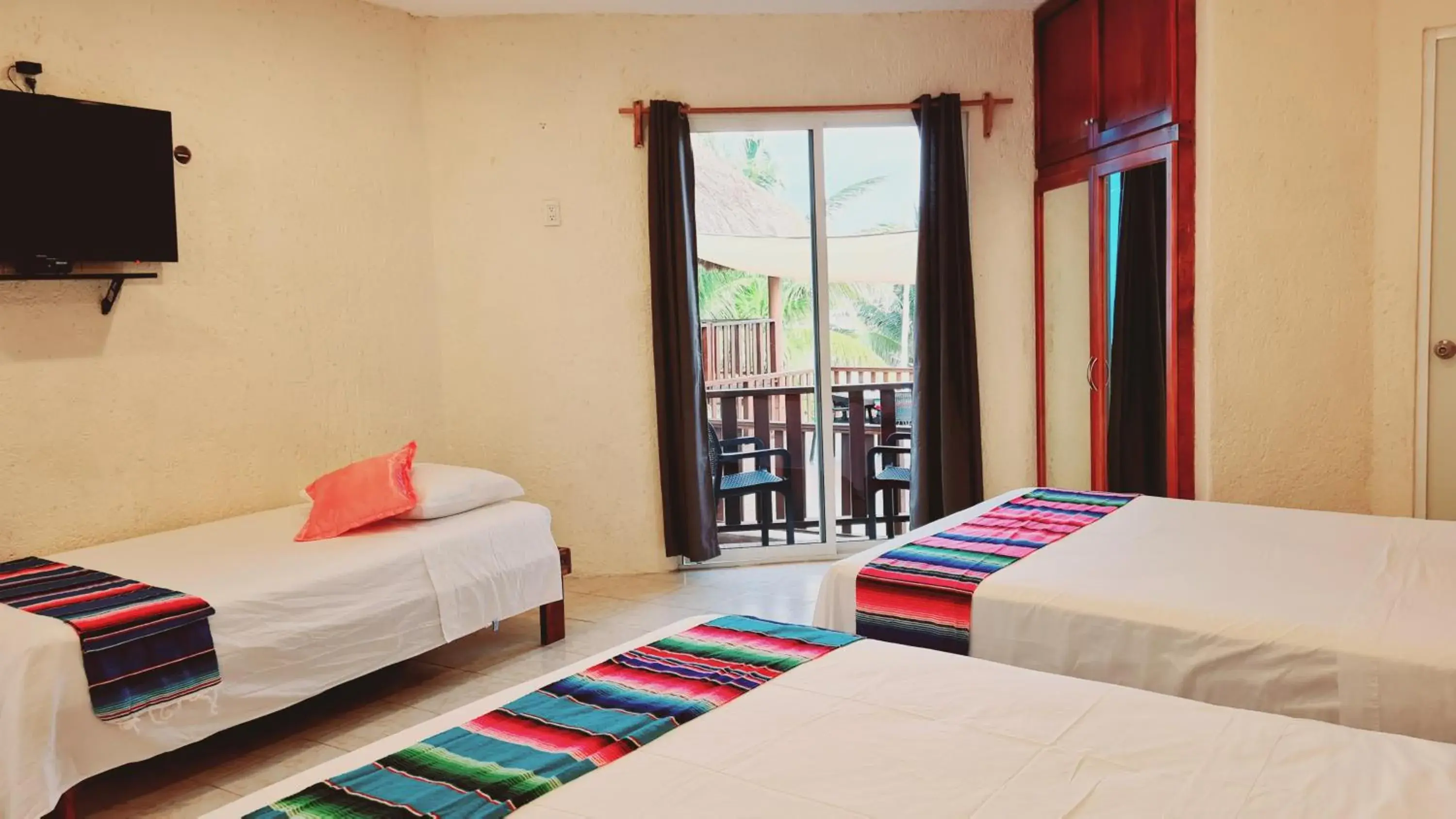 Family Room with Balcony in Hotel Machos Mahahual Family Room with Balcony in Hotel Machos Mahahual