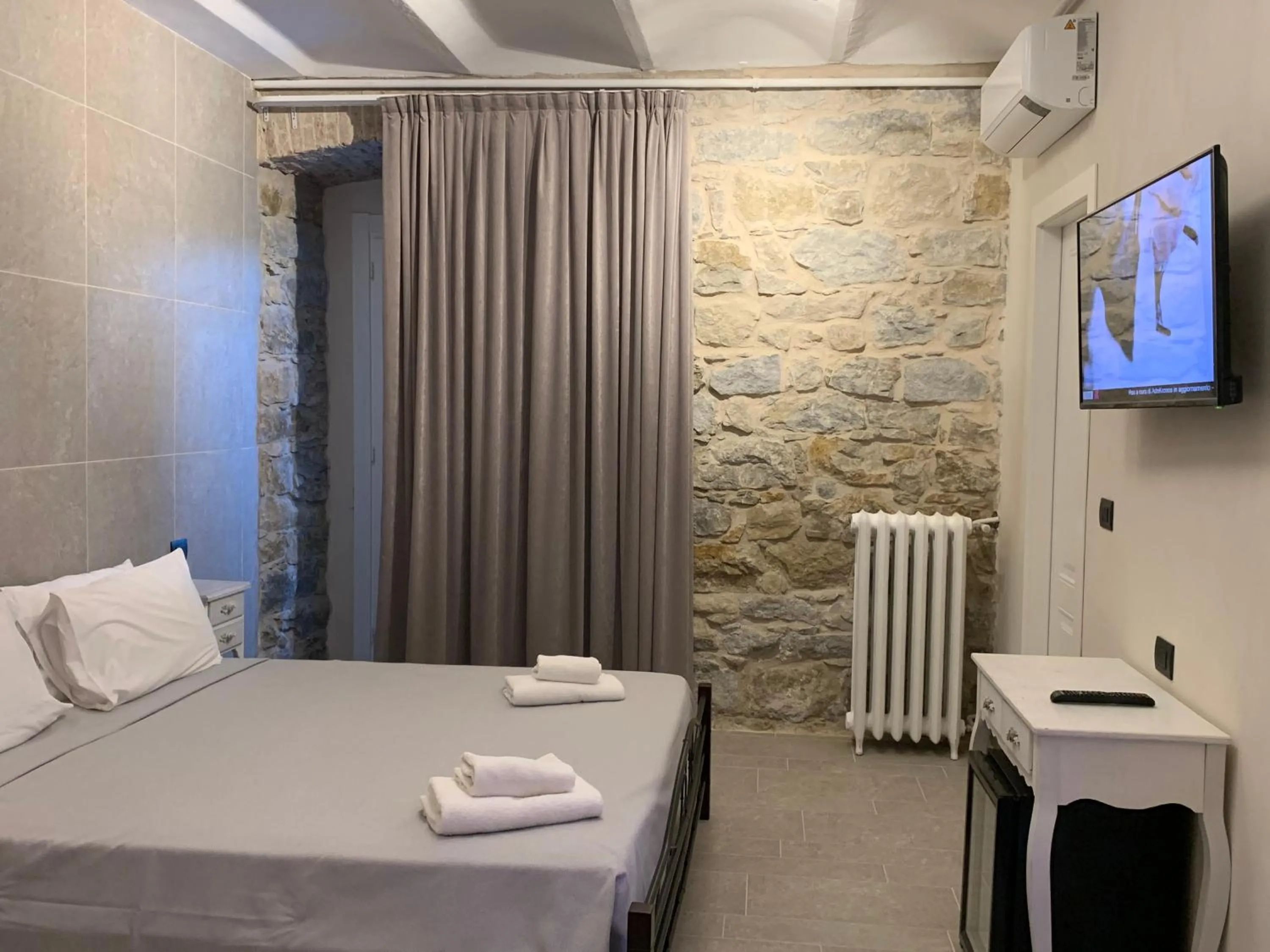 Bedroom, Bed in Spa & Wellness by Des Anglais " Accesso SPA compreso"