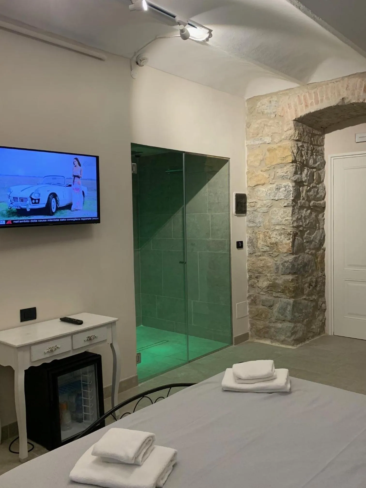 Bedroom, Bed in Spa & Wellness by Des Anglais " Accesso SPA compreso"