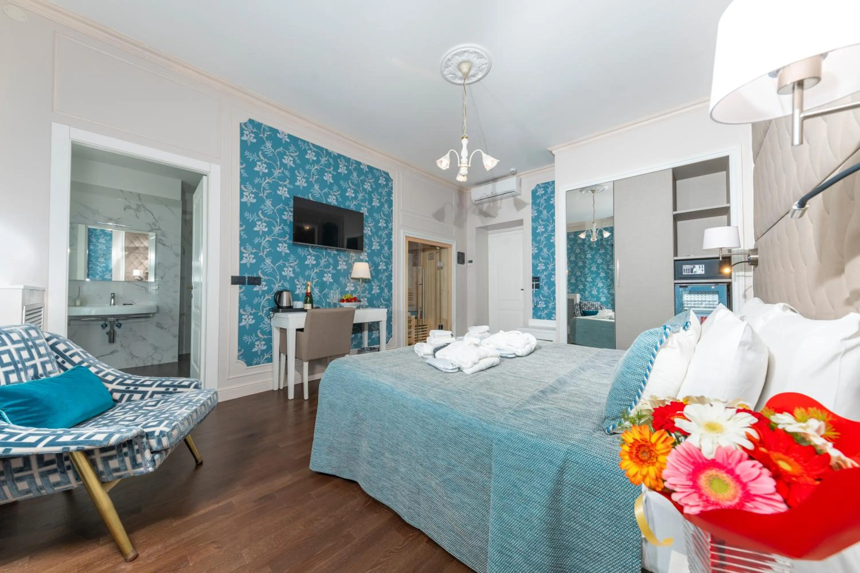 Bedroom, Bed in Spa & Wellness by Des Anglais " Accesso SPA compreso"