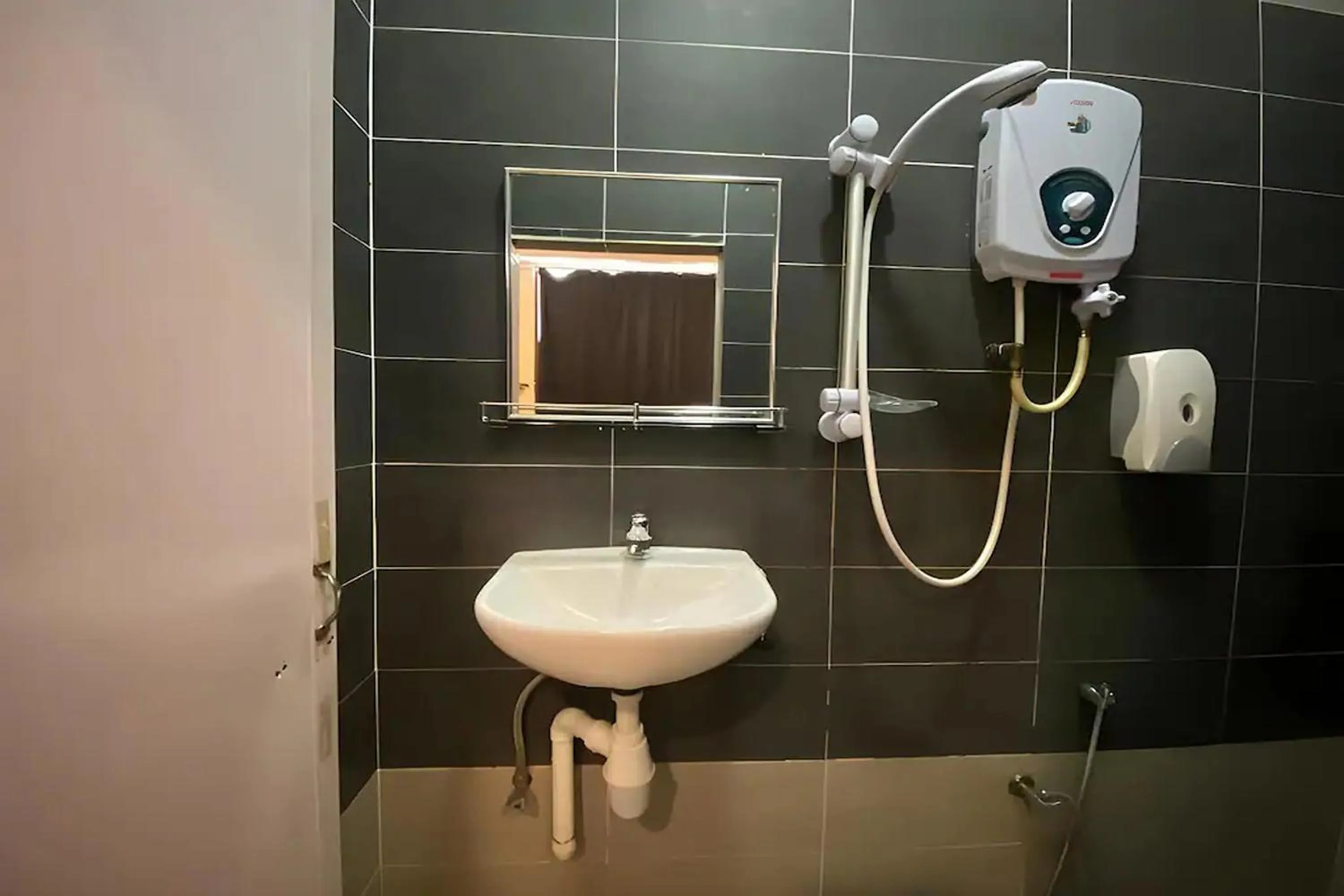 Shower in Feringghi Stay Iinn