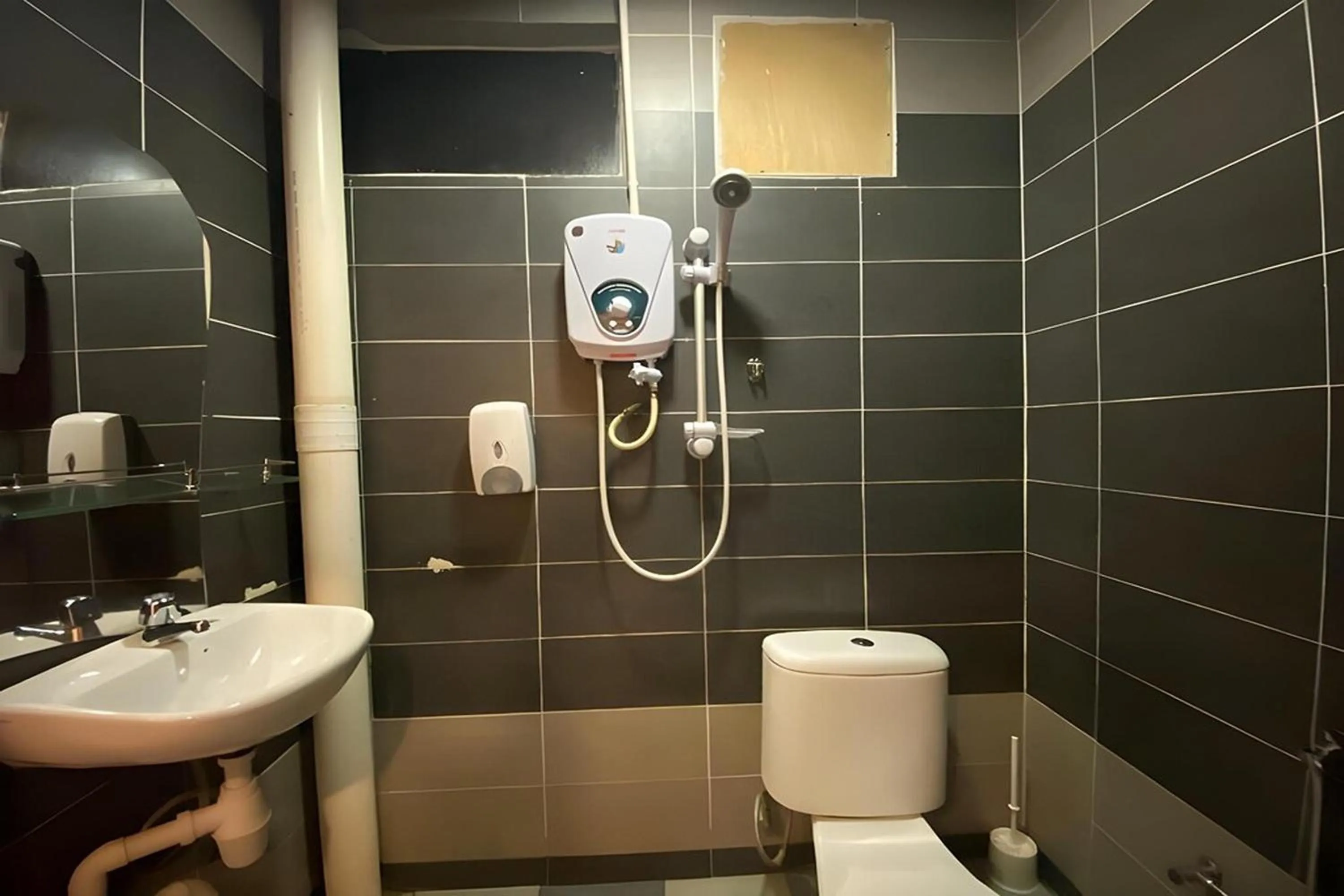 Shower in Feringghi Stay Iinn