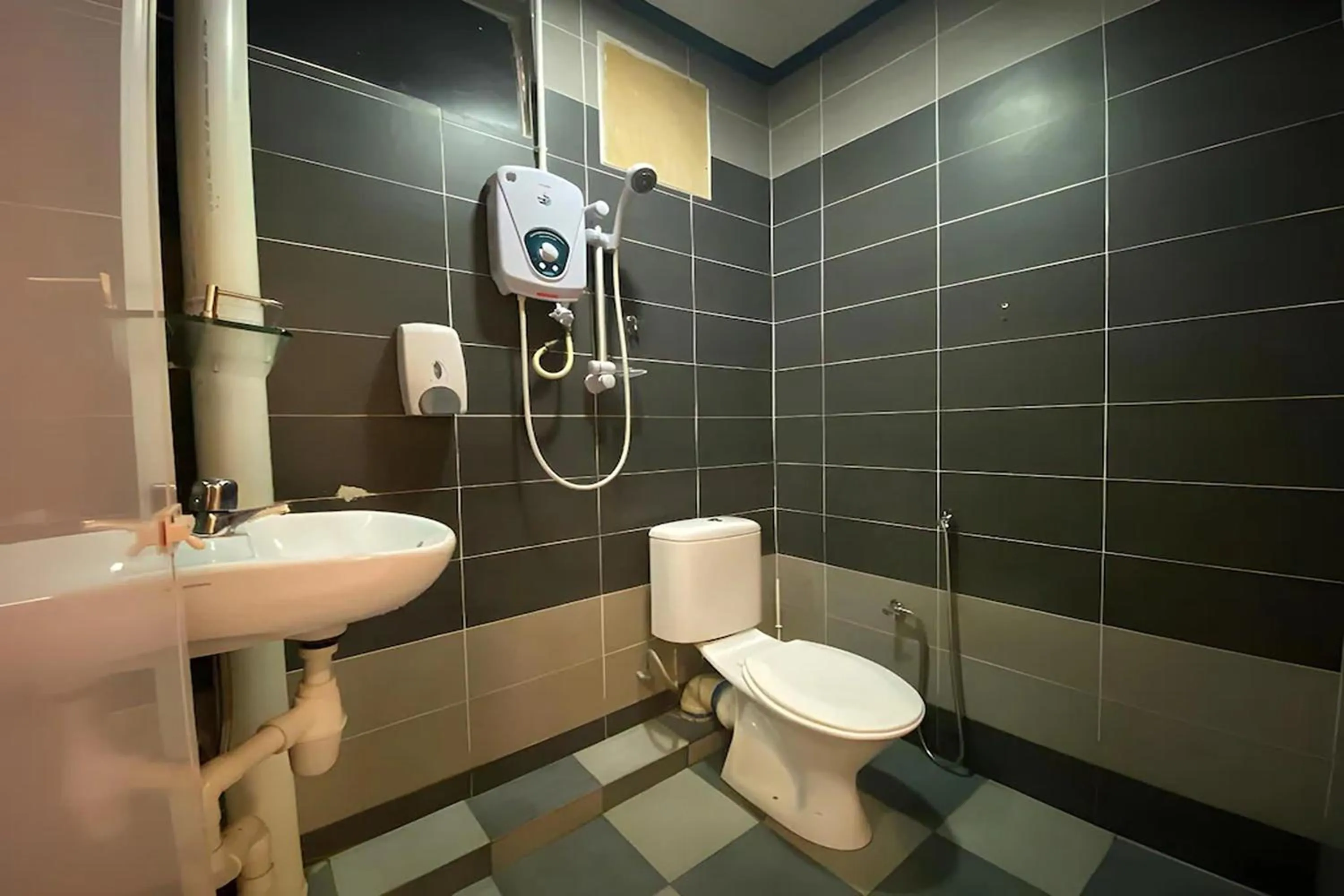 Shower in Feringghi Stay Iinn