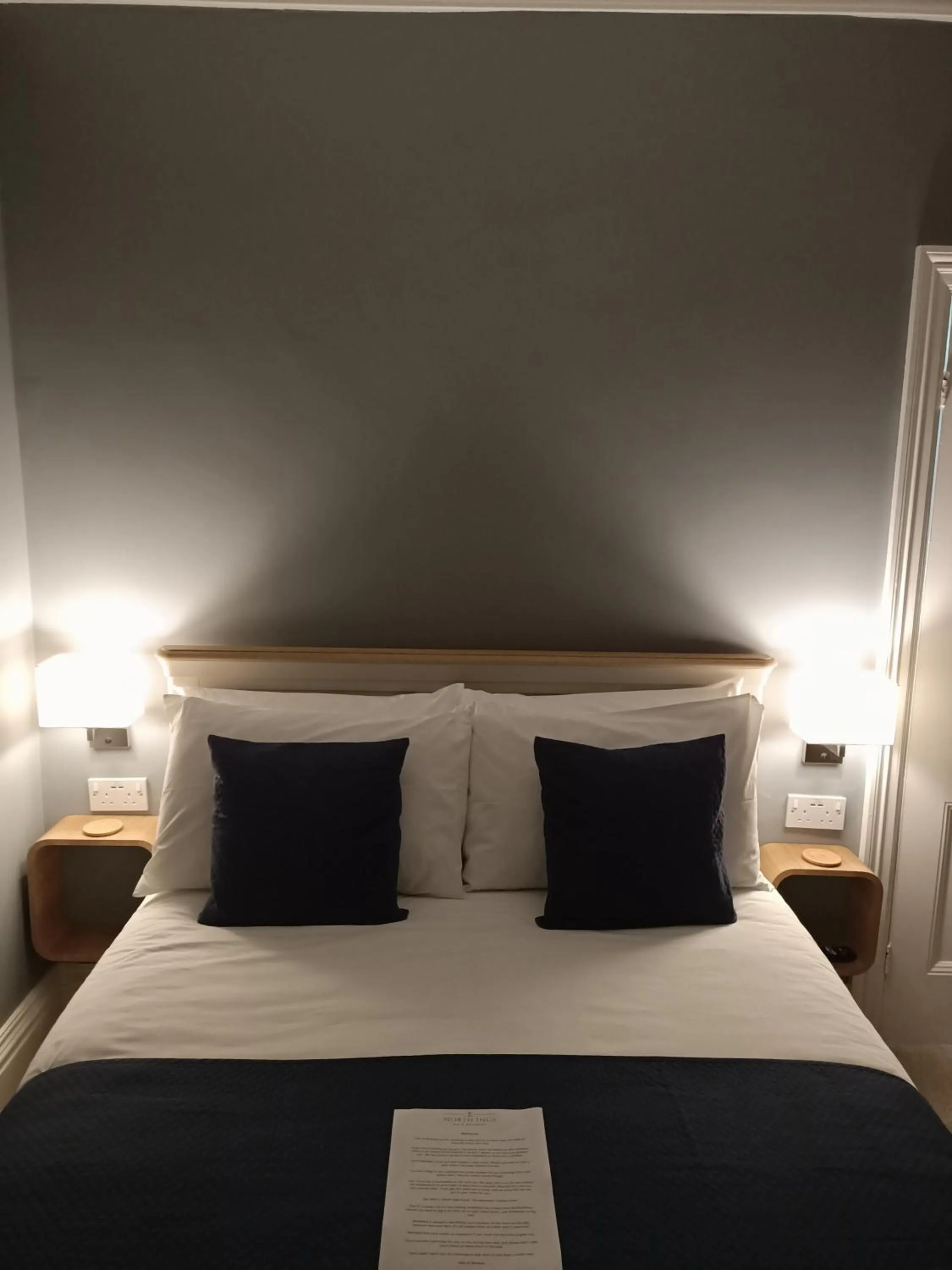 Bedroom, Bed in North Ings