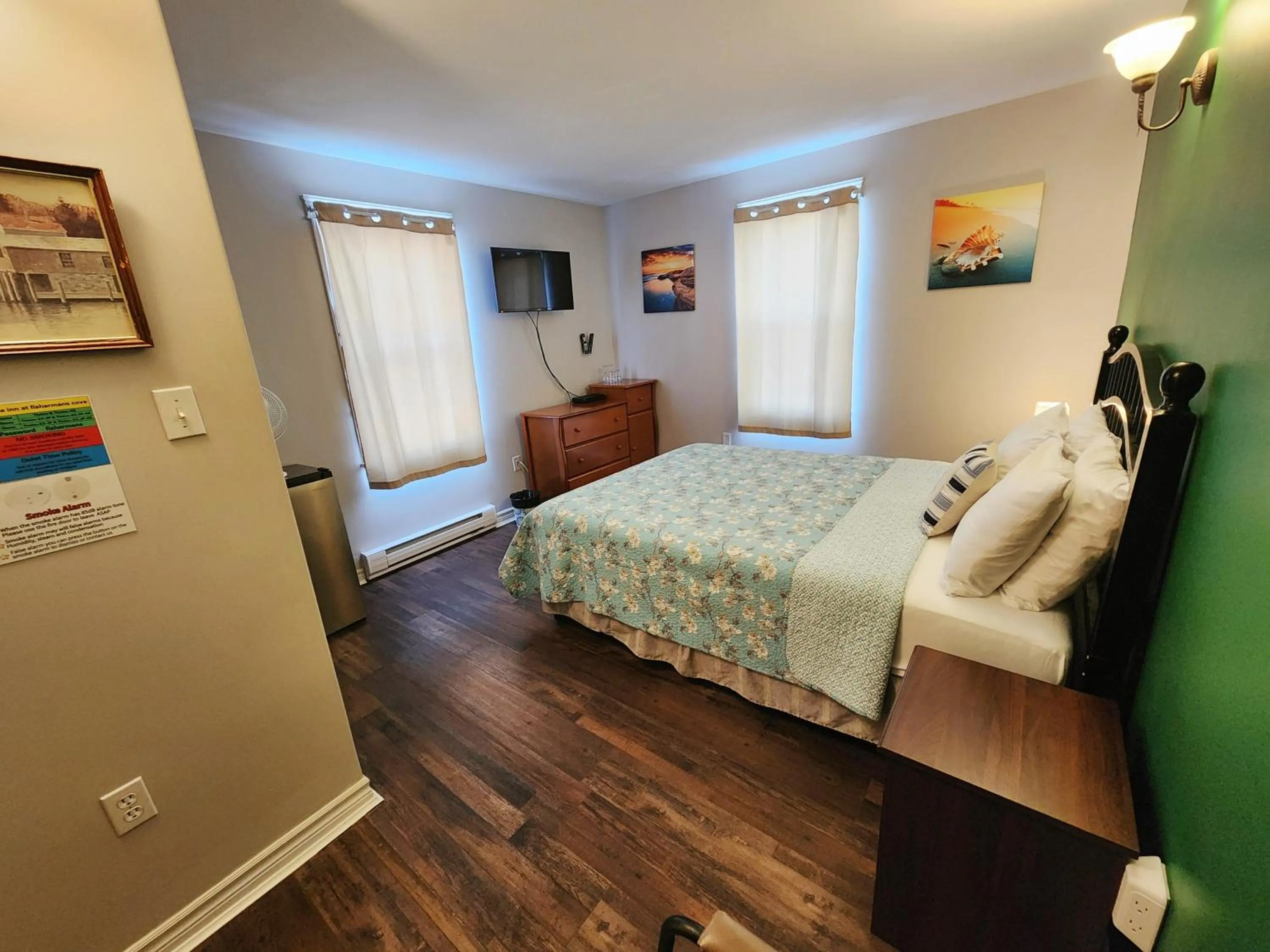 Photo of the whole room, Bed in The Inn at Fisherman's cove